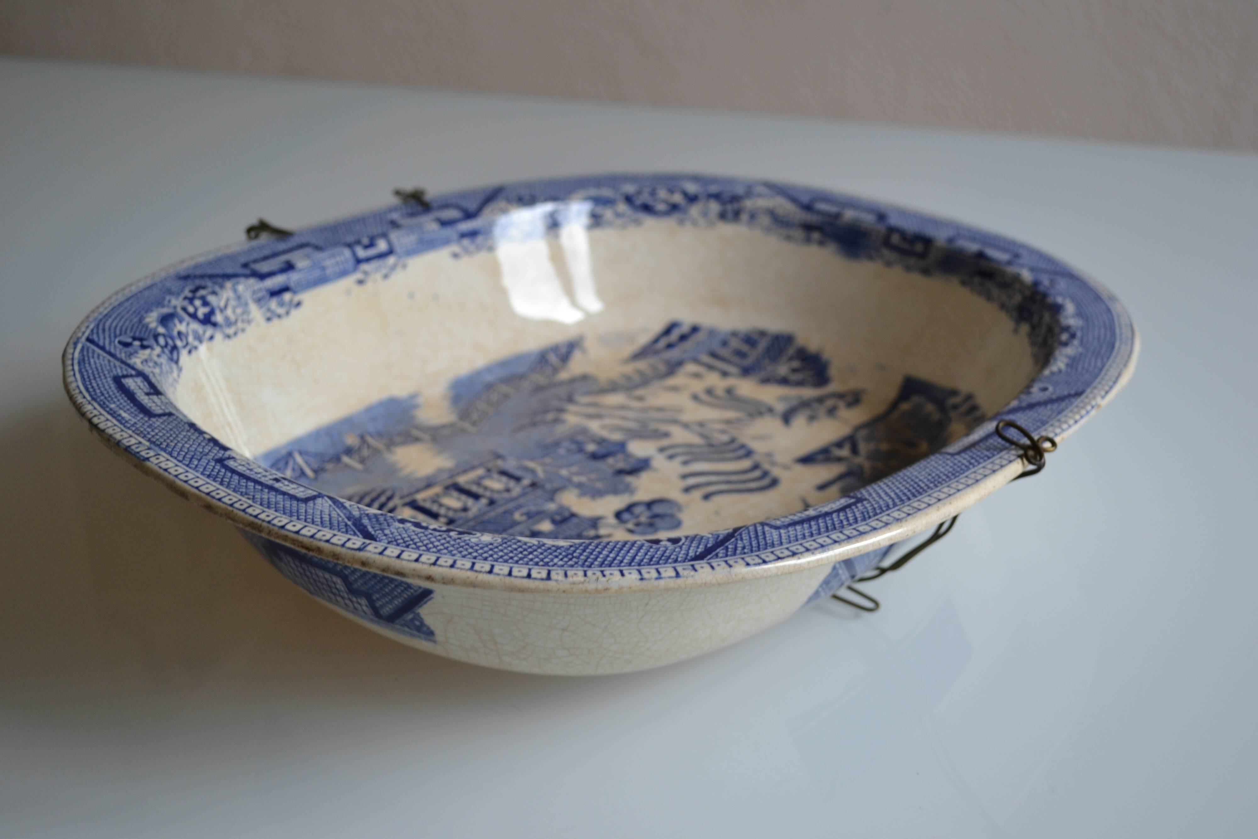 English earthenware dish 19th Staffordshire willow pattern decoration