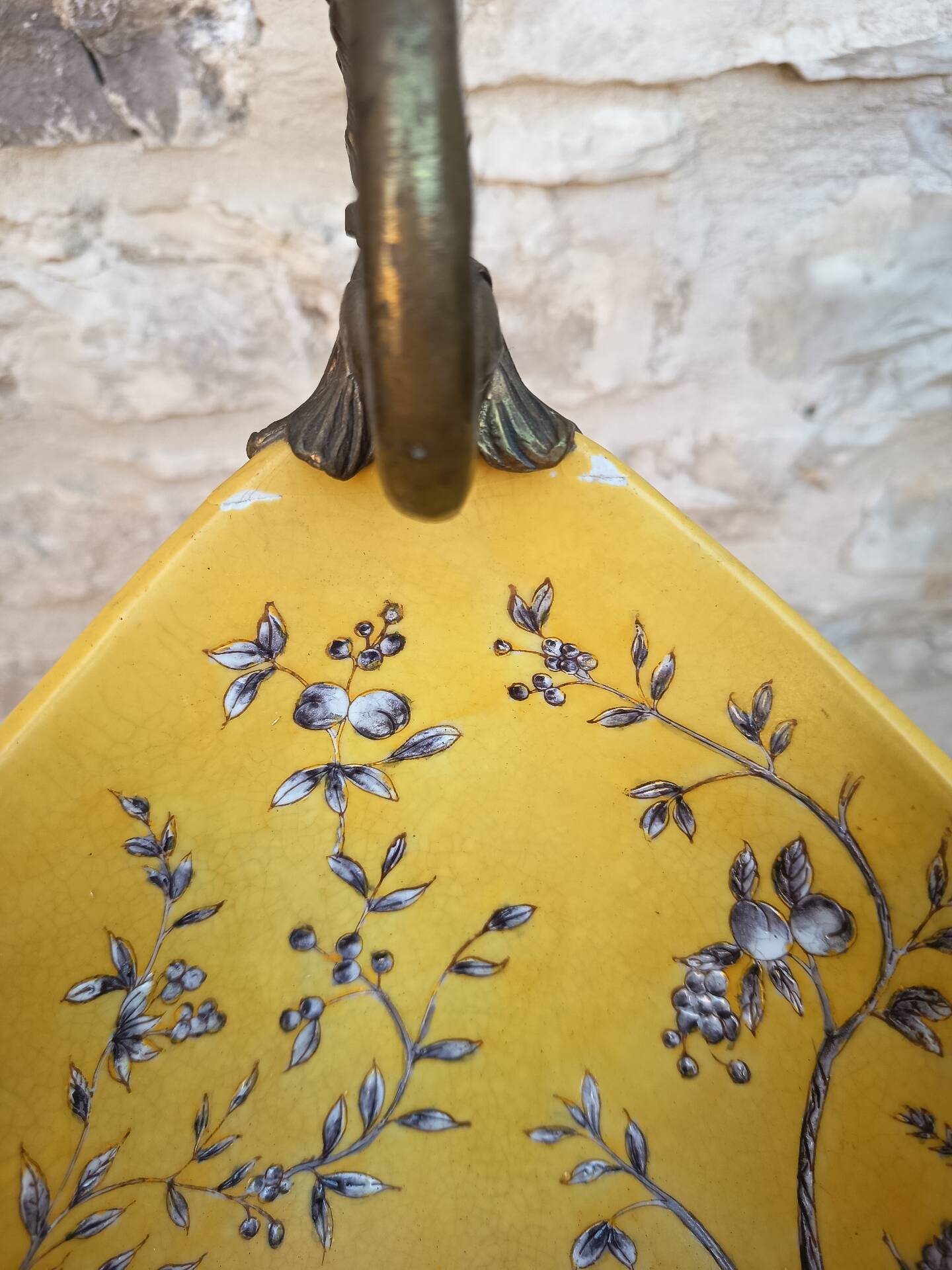 Grand centre de table - 46 cm - faïence jaune émaux polychromes - XXe