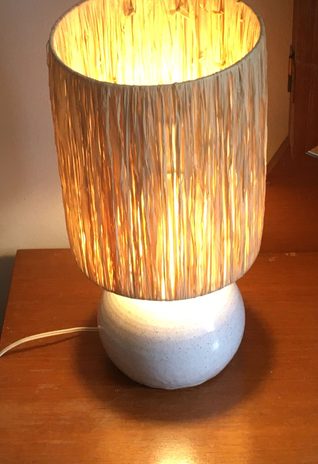 Ceramic table lamp and rafia