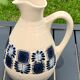 Carafe en grès émaillée avec un joli motif de fleurs bleues vintage et design 1970