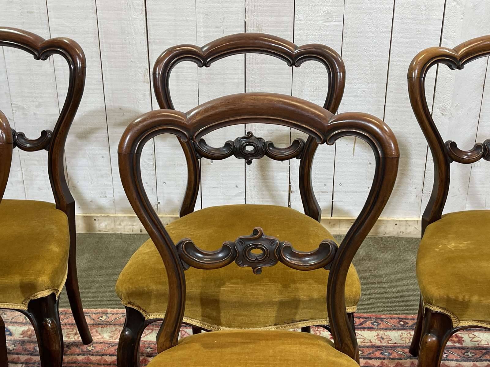 Set of 6 19th century English chairs in walnut