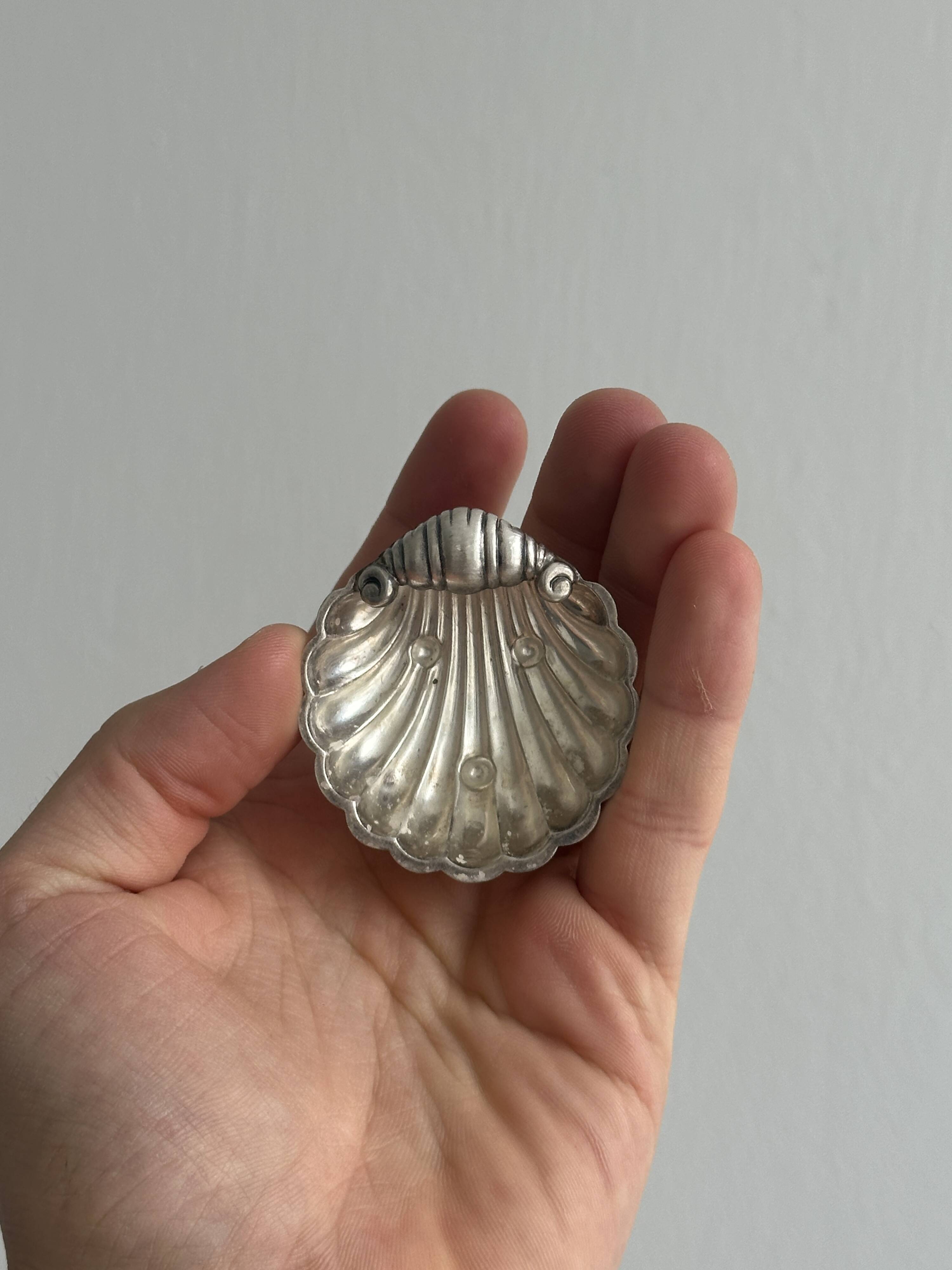 2 light metal shell cups