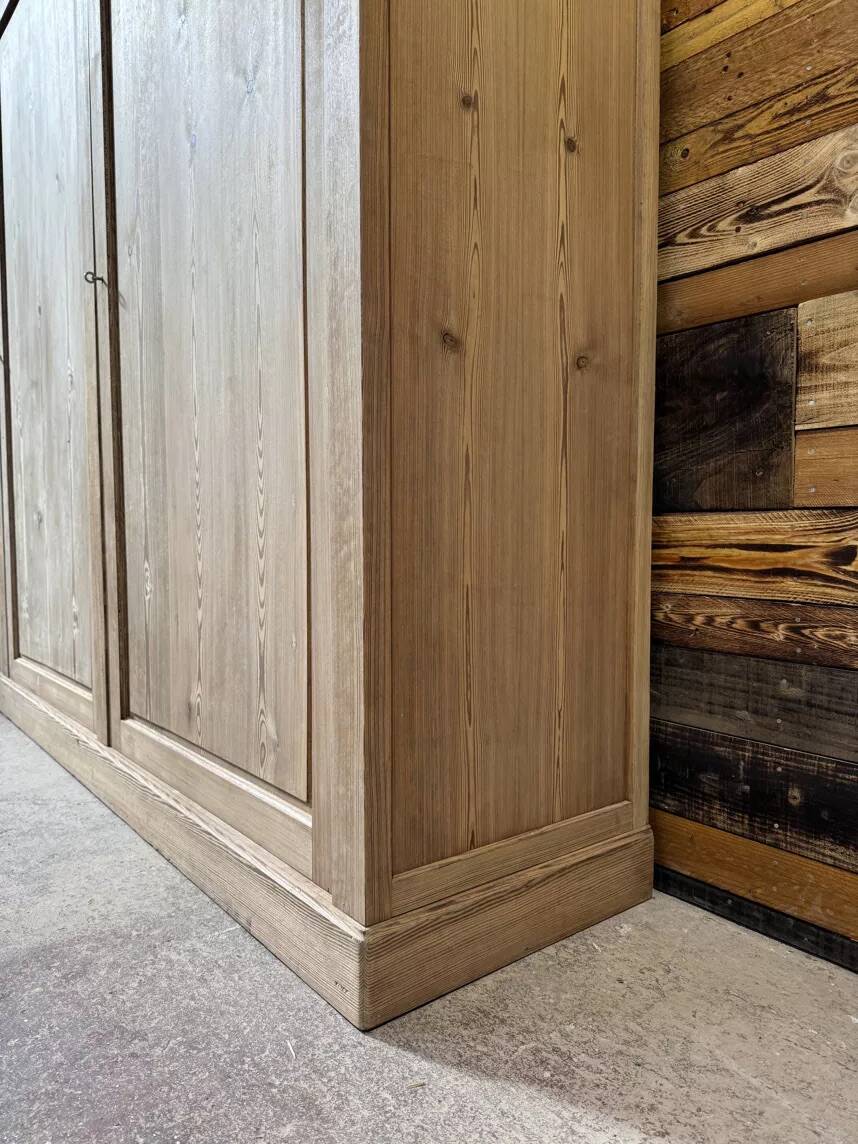 Large workshop wardrobe in pitch pine - Early 20th century