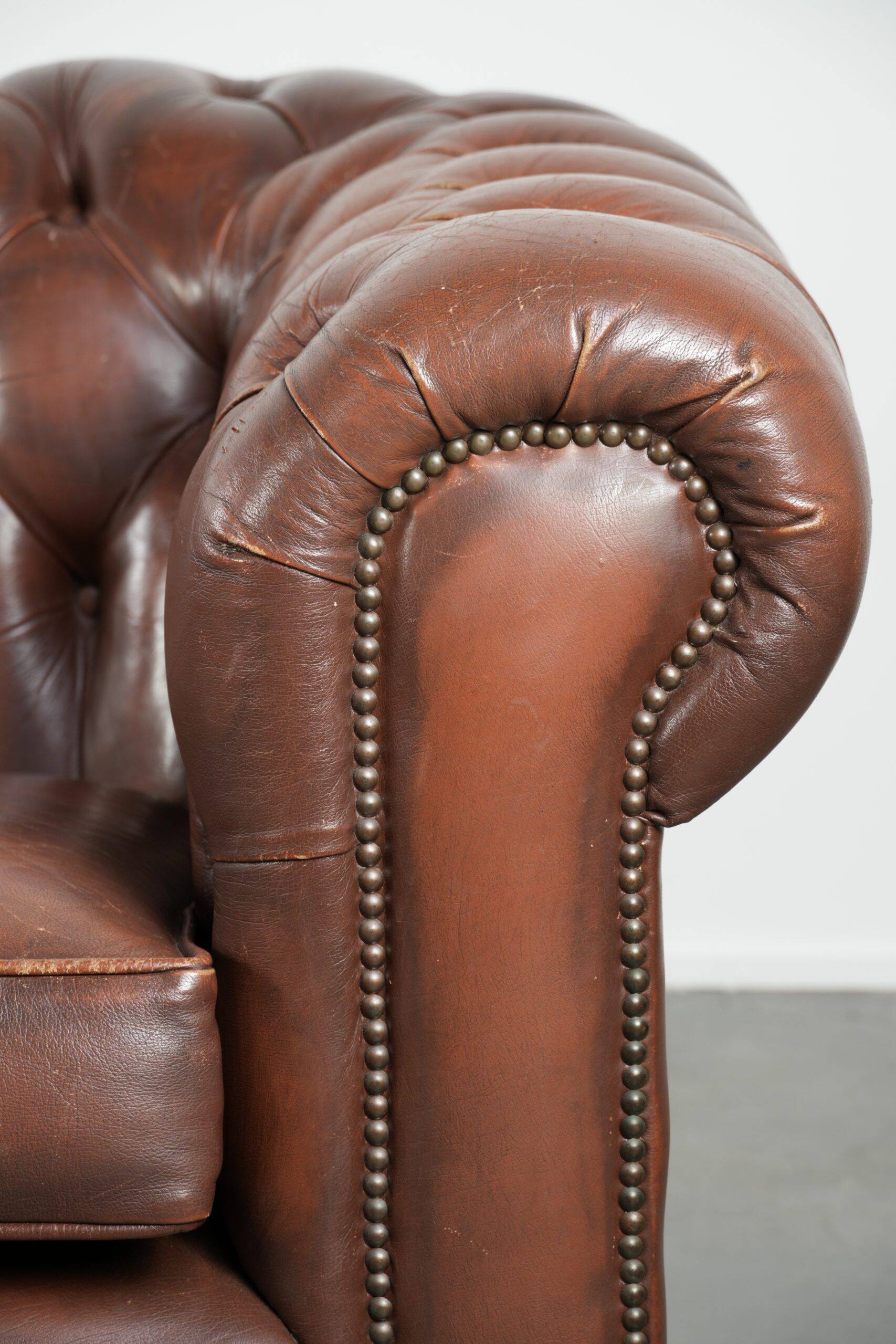 Canapé chesterfield 2,5 places en cuir de vachette vintage au look robuste