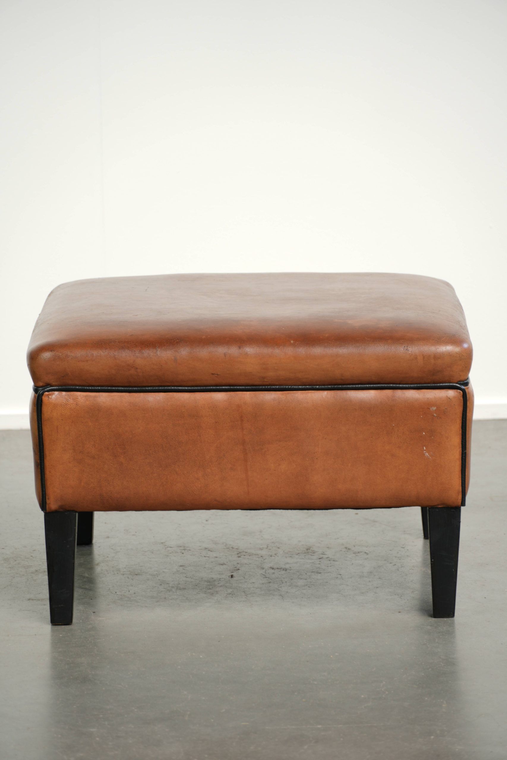 Ottoman, pouf en cuir de mouton cognac