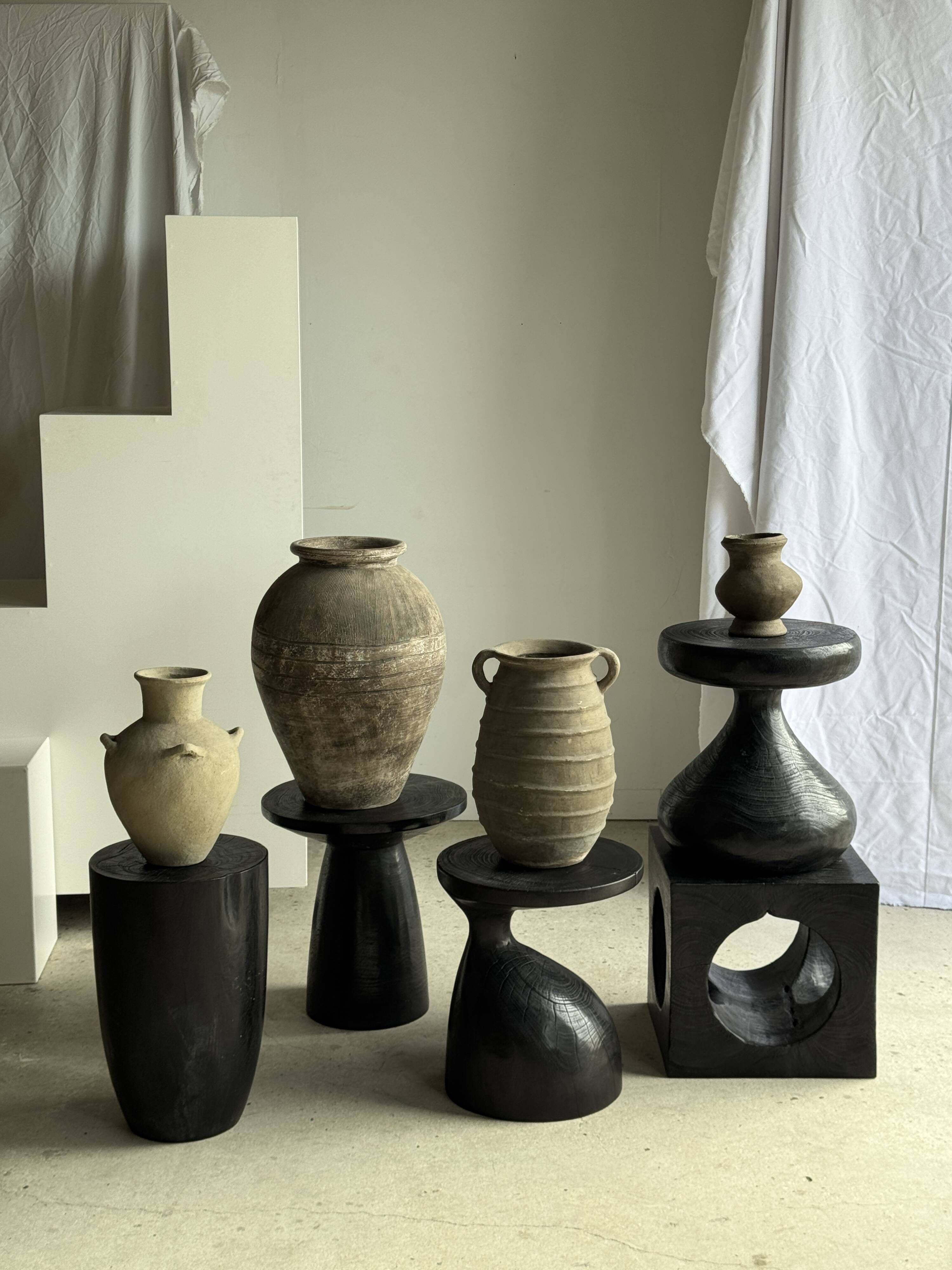 Sexy Neck - Solid wood side table (monoxyle) in organic shape colour