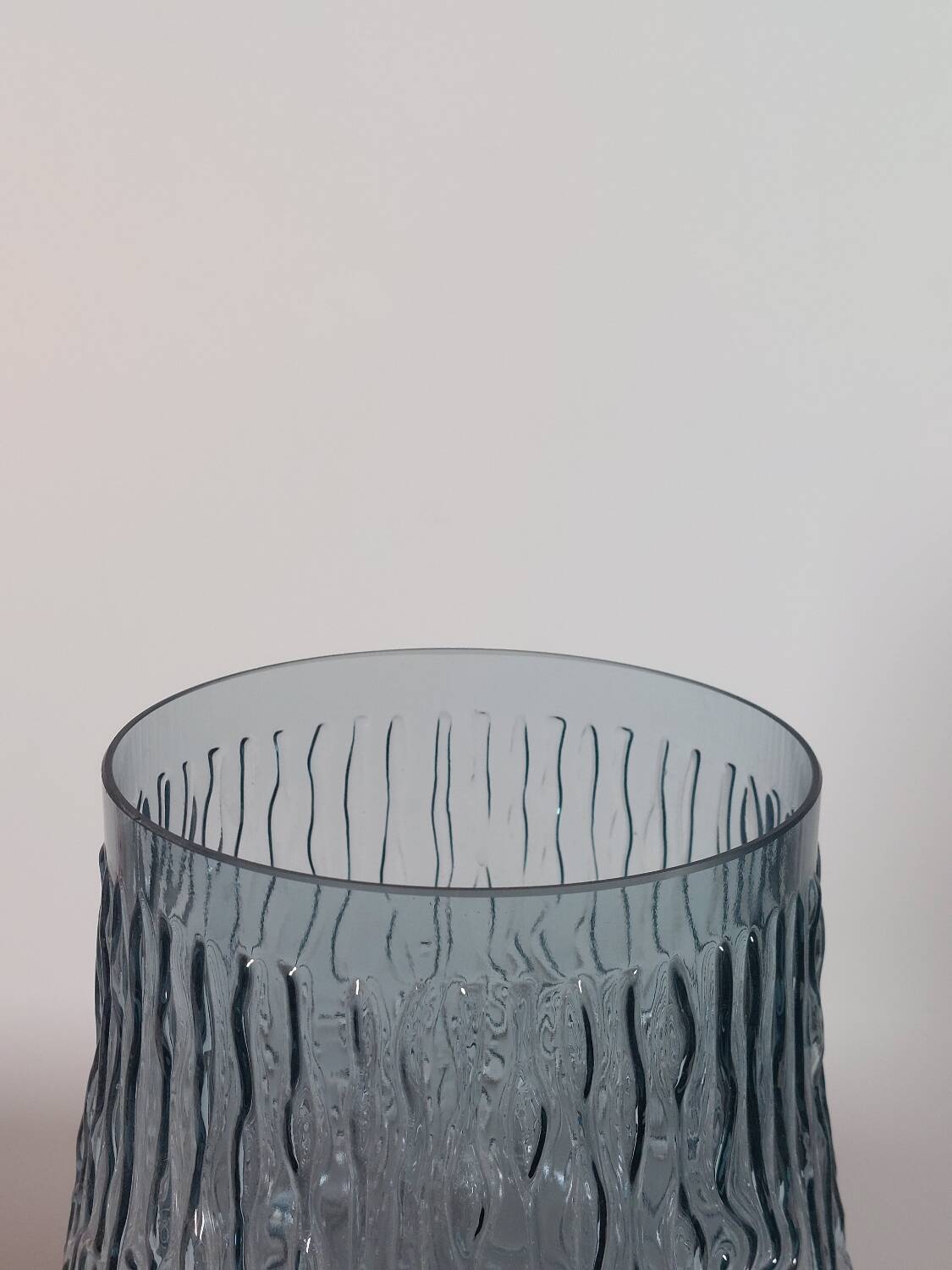 Vase vintage en verre pressé gris-bleu à décor ondulé