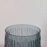 Vase vintage en verre pressé gris-bleu à décor ondulé
