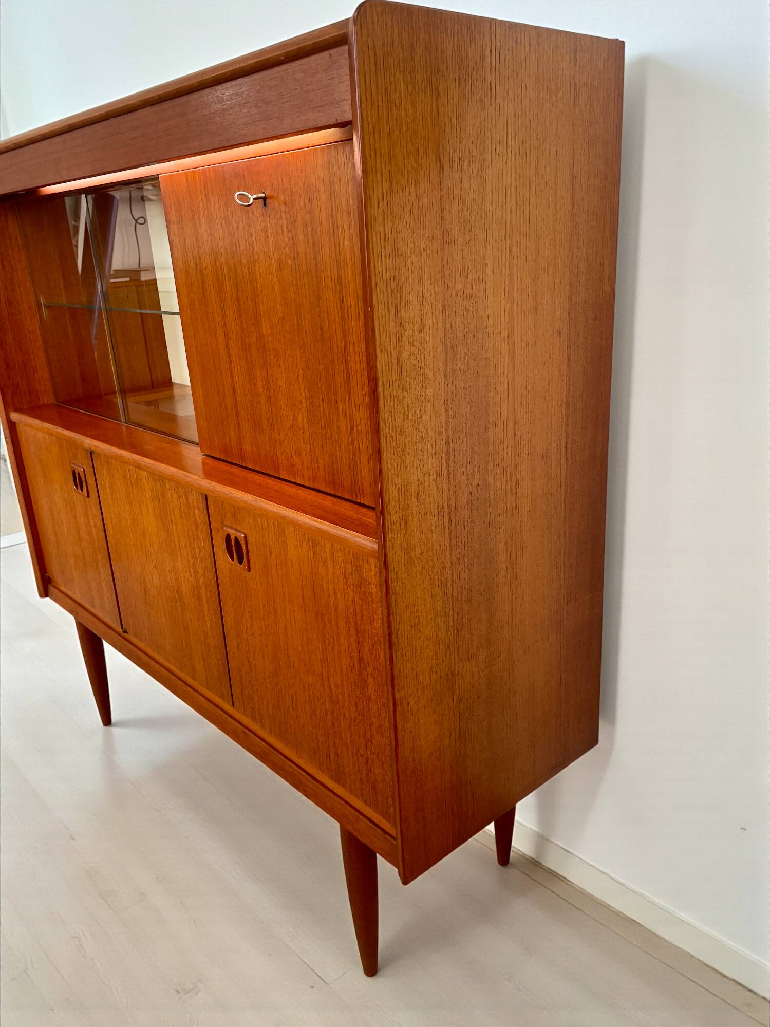 Vintage teak display cabinet / bar cabinet