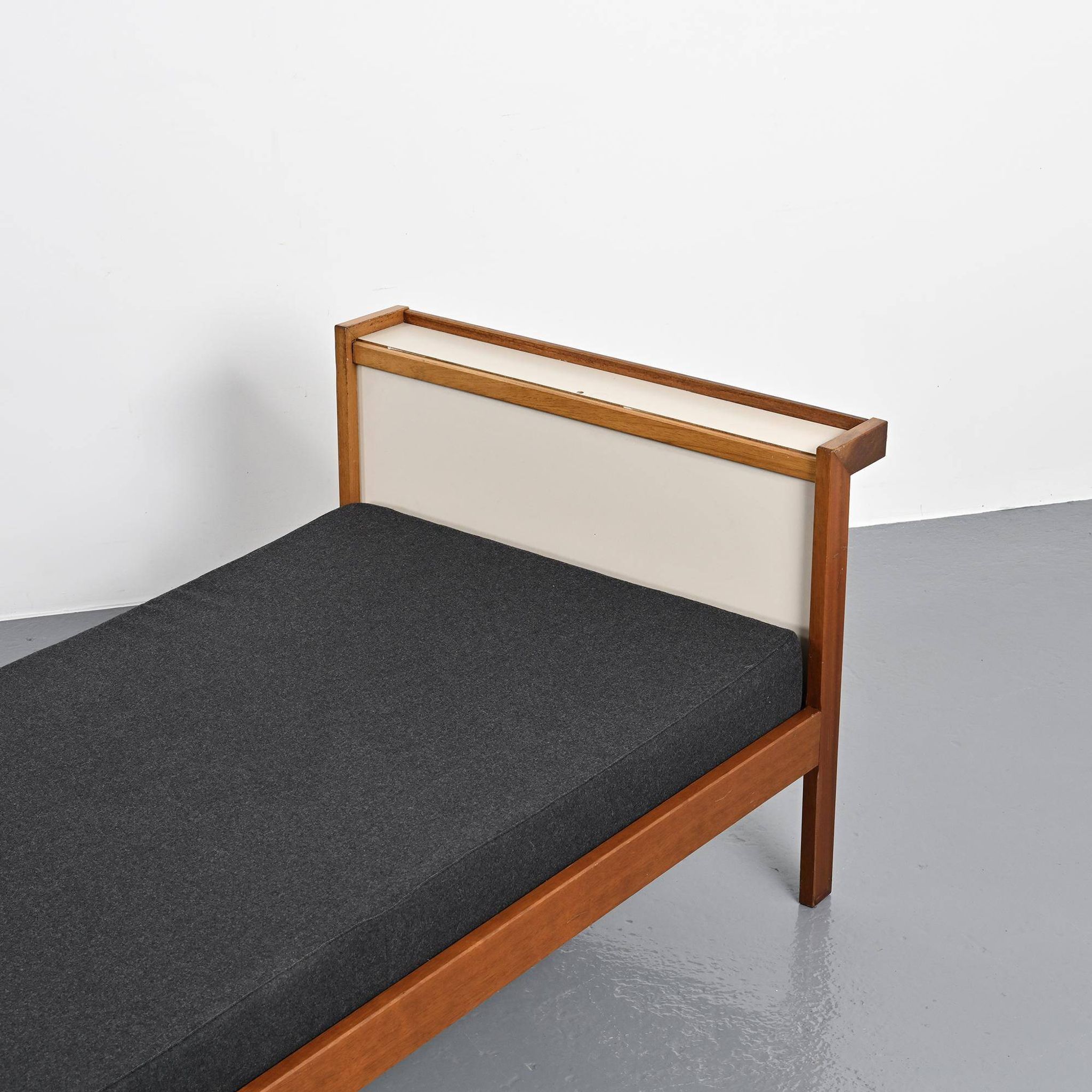 Lit en acajou à système Tigette par André Sornay, vers 1960