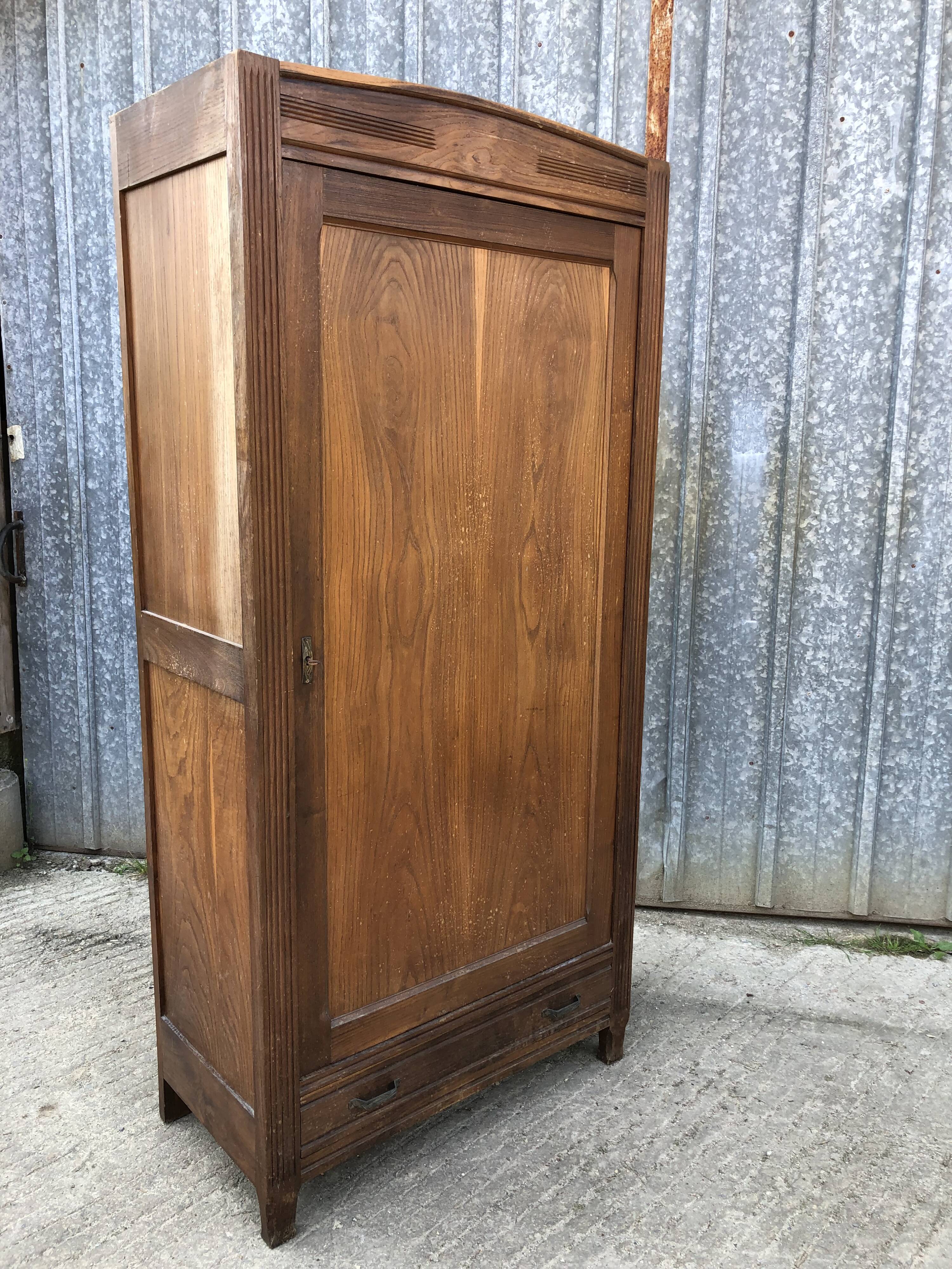 Parisian Bonnetiere armoire from the 1900s in solid chestnut.