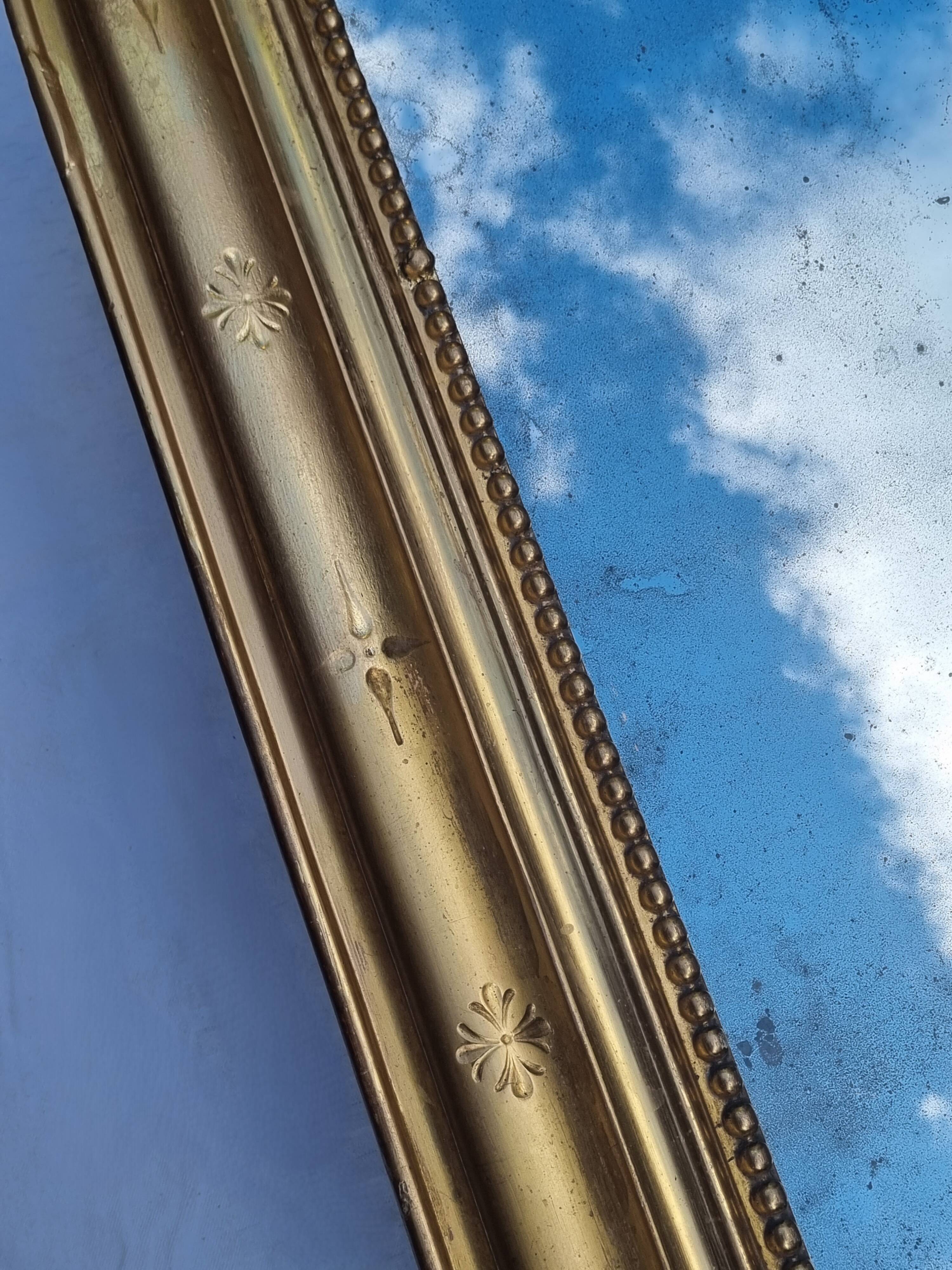Large gilded Louis-Philippe antique mirror from the 19th century with original glass, measuring 129 x 10 cm.