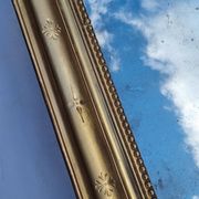 Large gilded Louis-Philippe antique mirror from the 19th century with original glass, measuring 129 x 10 cm.