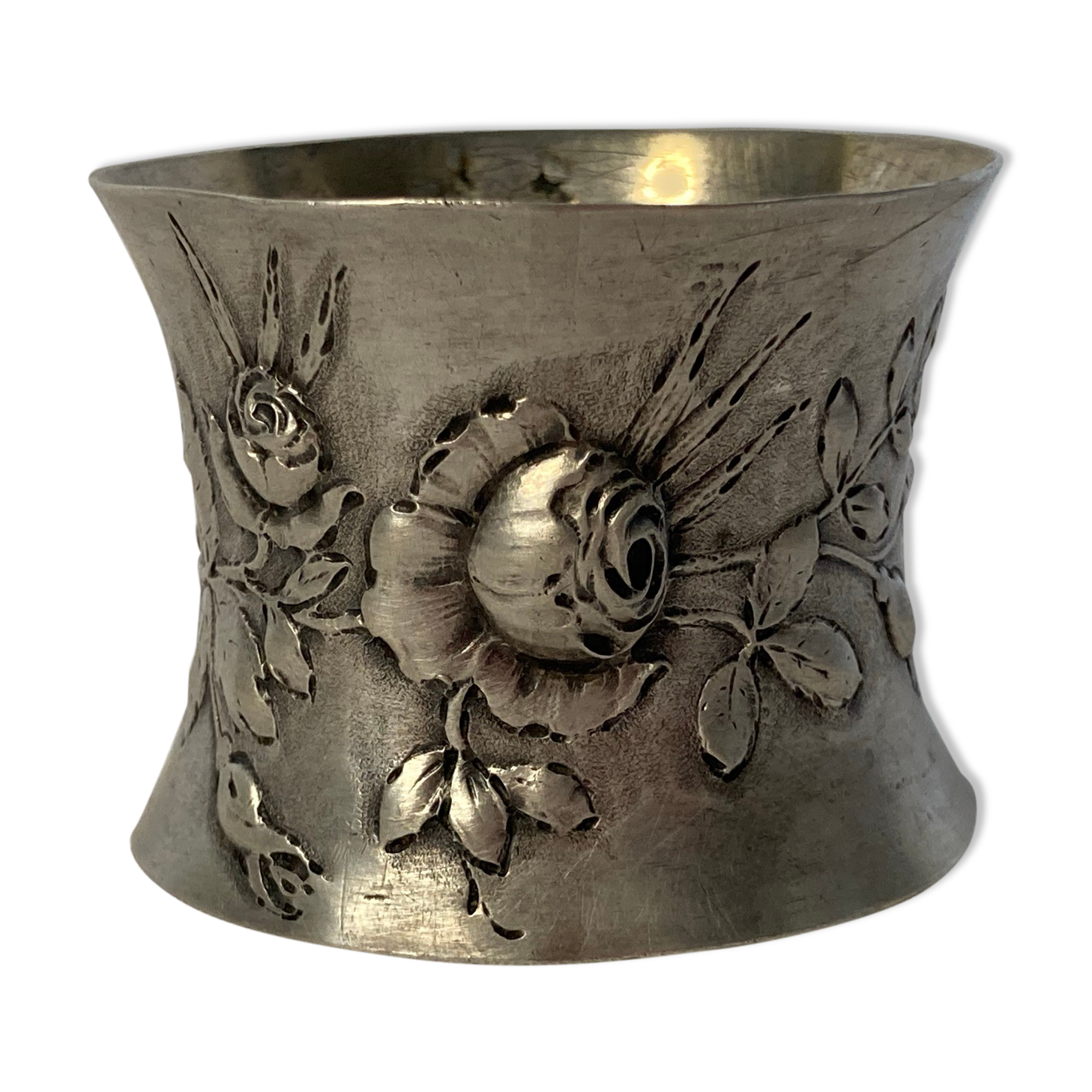 Art Nouveau round silver towel decoration of flowers around 1900