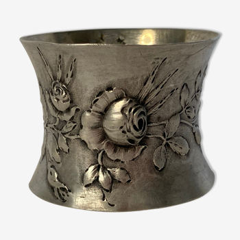 Art Nouveau round silver towel decoration of flowers around 1900