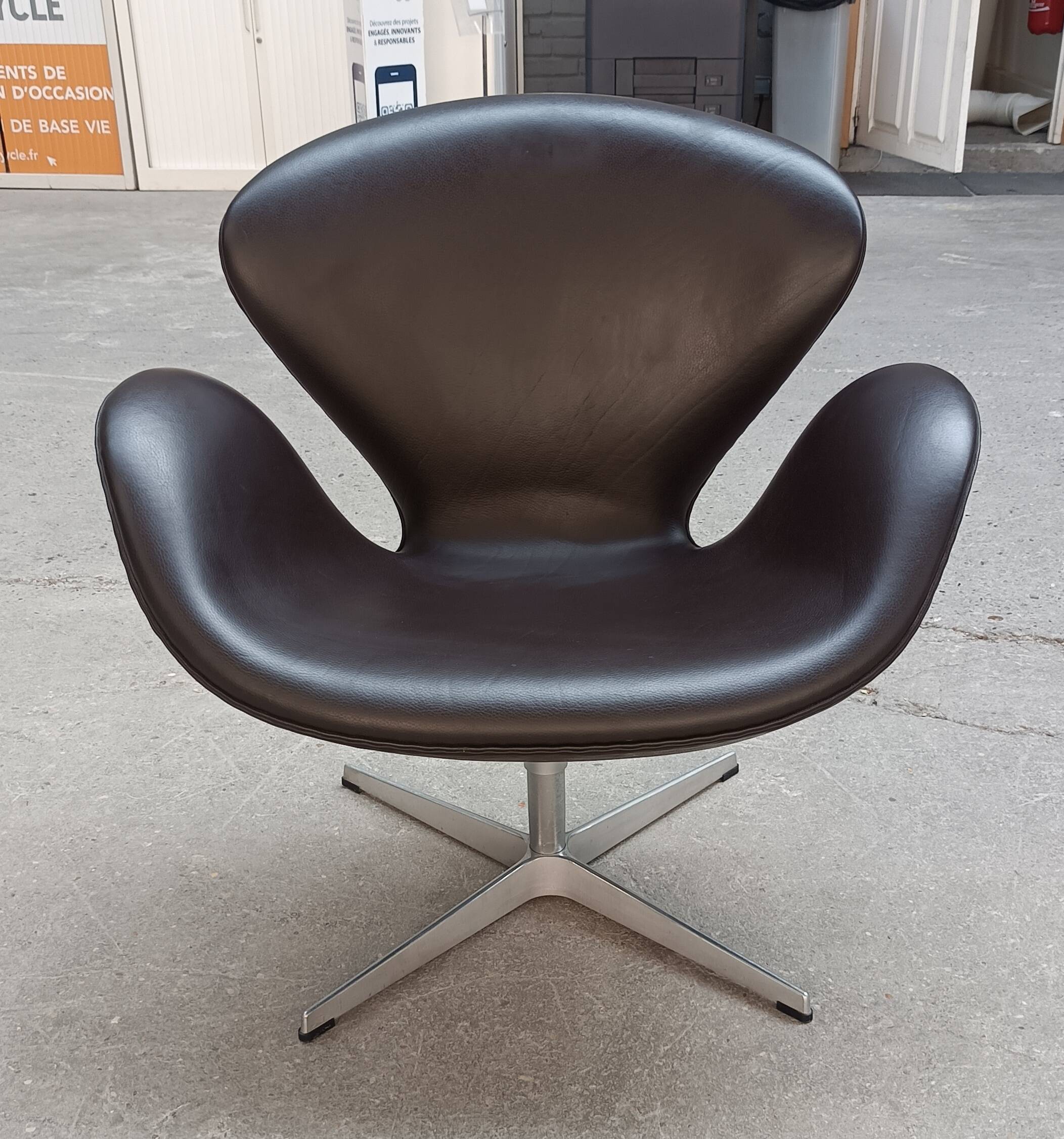 Swan chair by Arne Jacobsen for Fritz Hansen