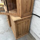 Masterful exhibition showcase from the early 20th century