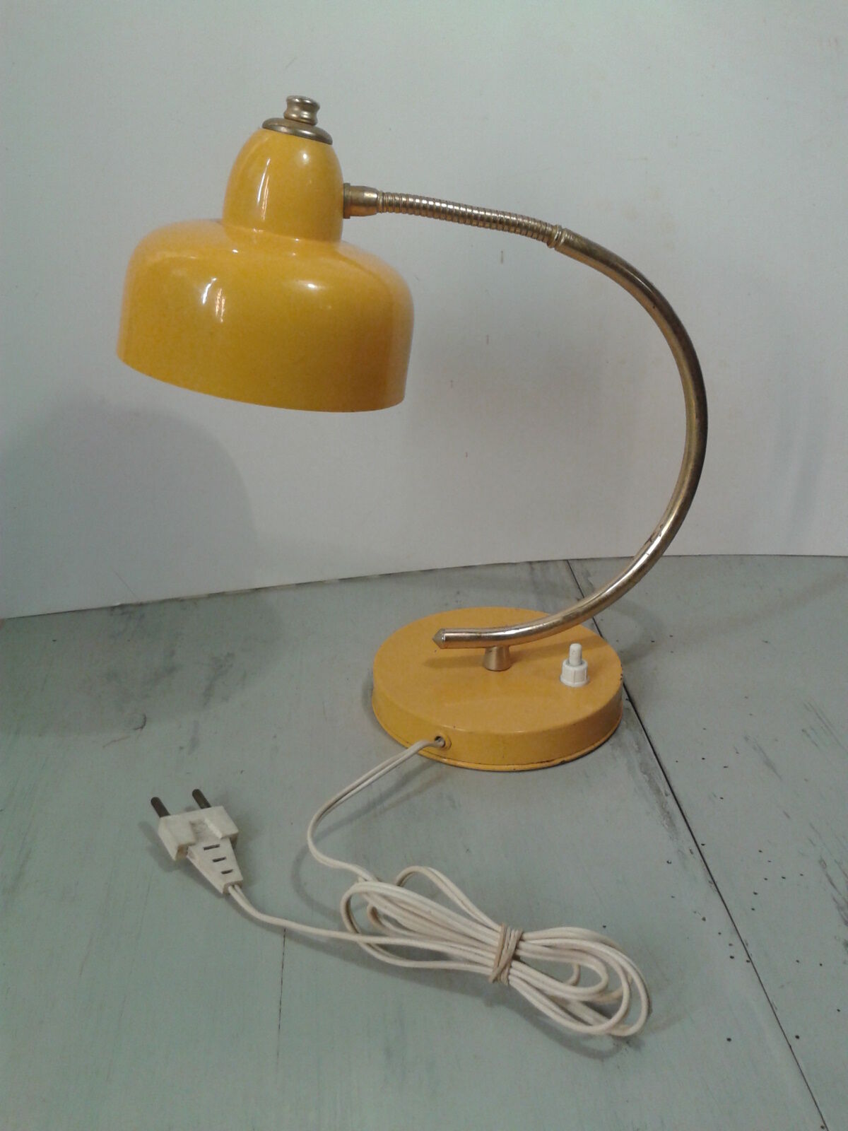 Lampe vintage  60 tôle laquée et laiton