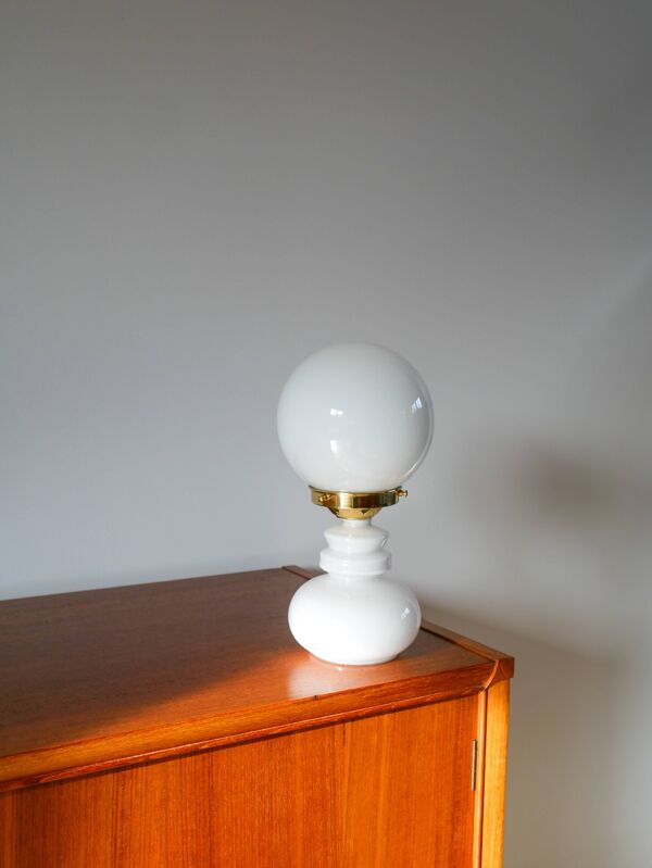 Lampe globe en opaline blanche, 1960