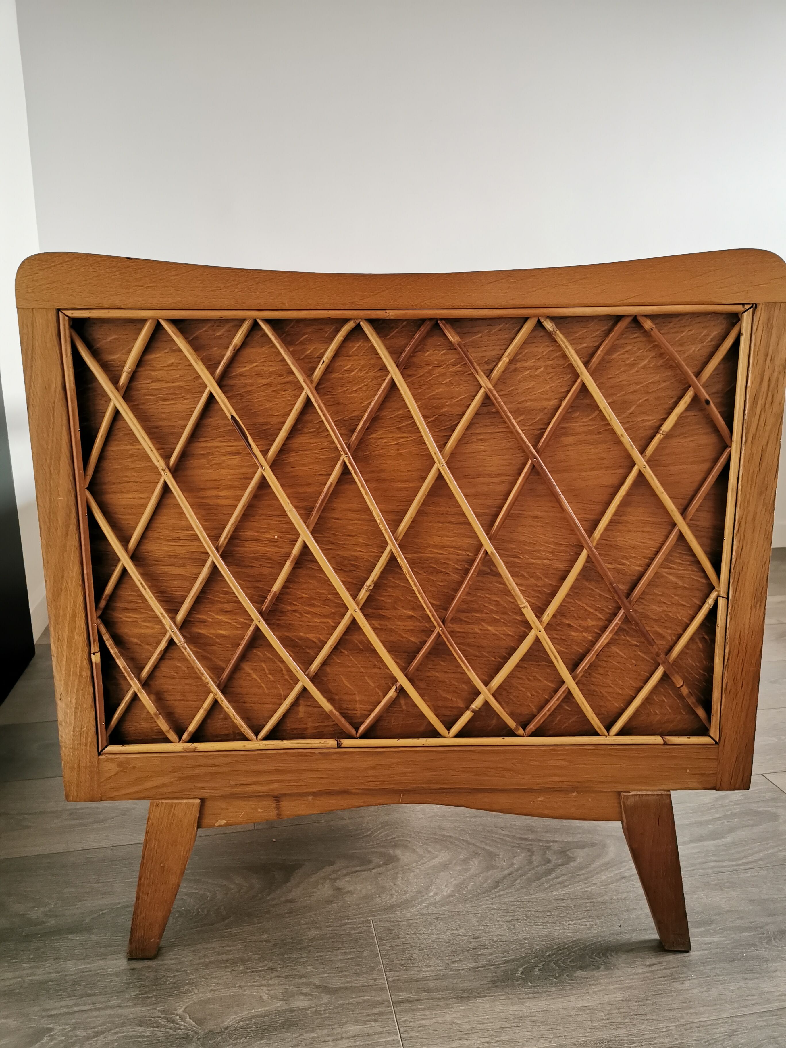 Rattan bed with compass feet