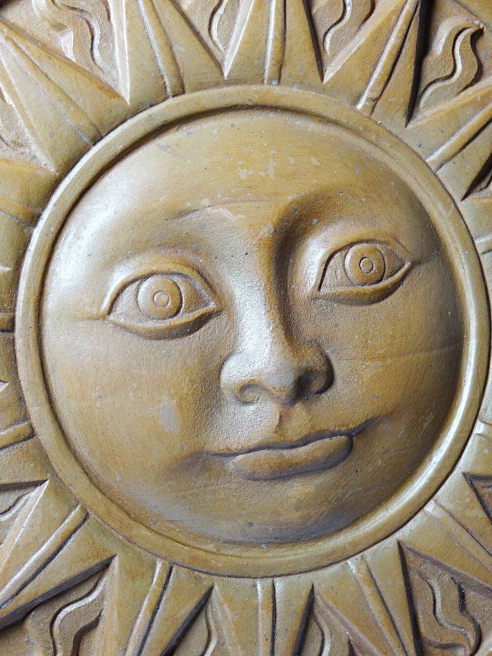 Plaque murale soleil anthropomorphe en terre cuite patinée, Italie 1996