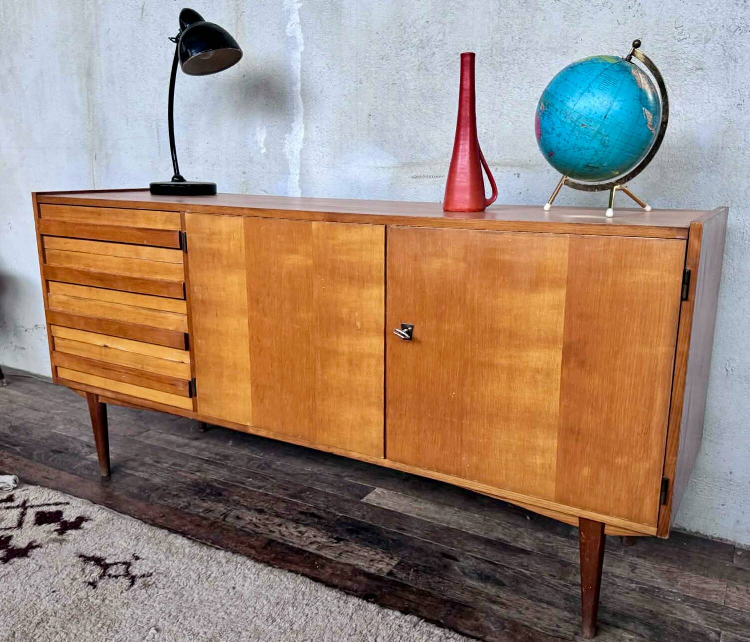 Vintage enfilade from the 1960s, 150 cm long, with 2 doors and 4 drawers.