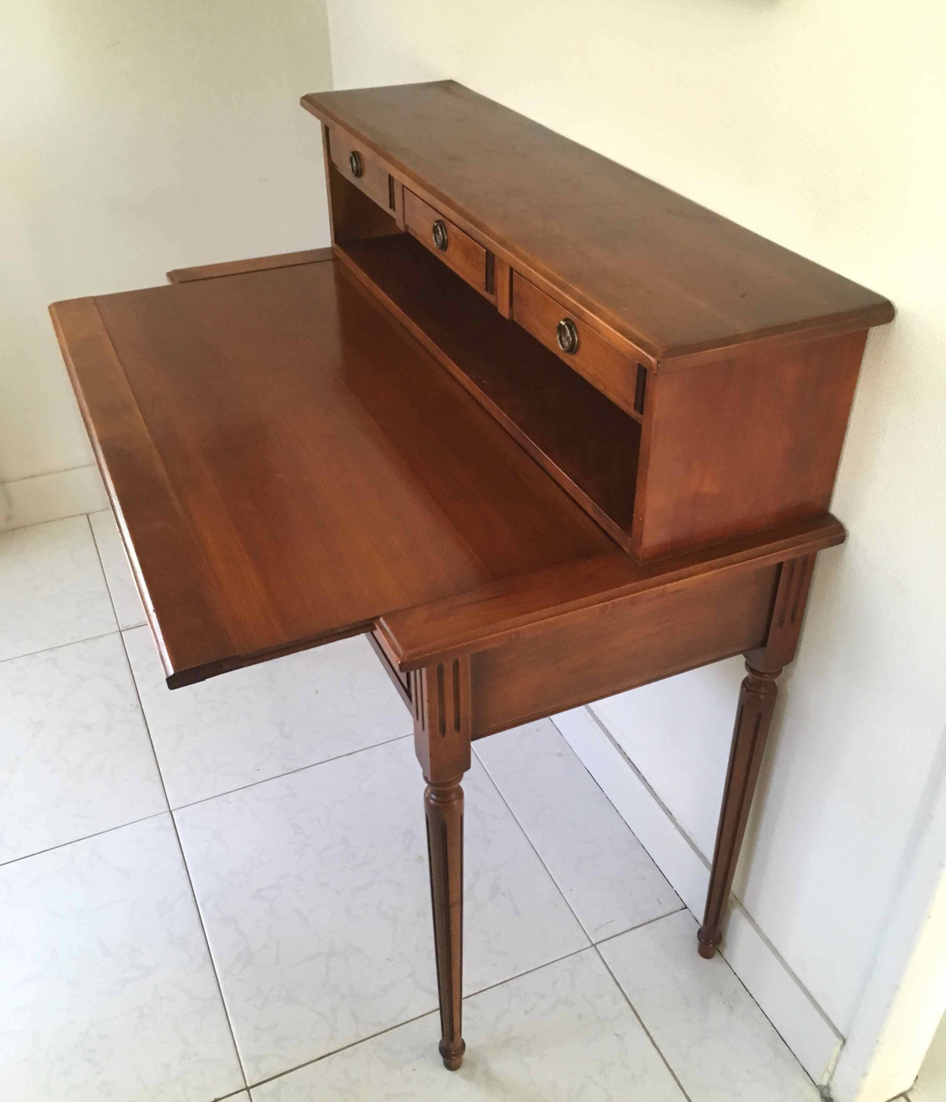 Petit bureau à gradin en merisier 1970