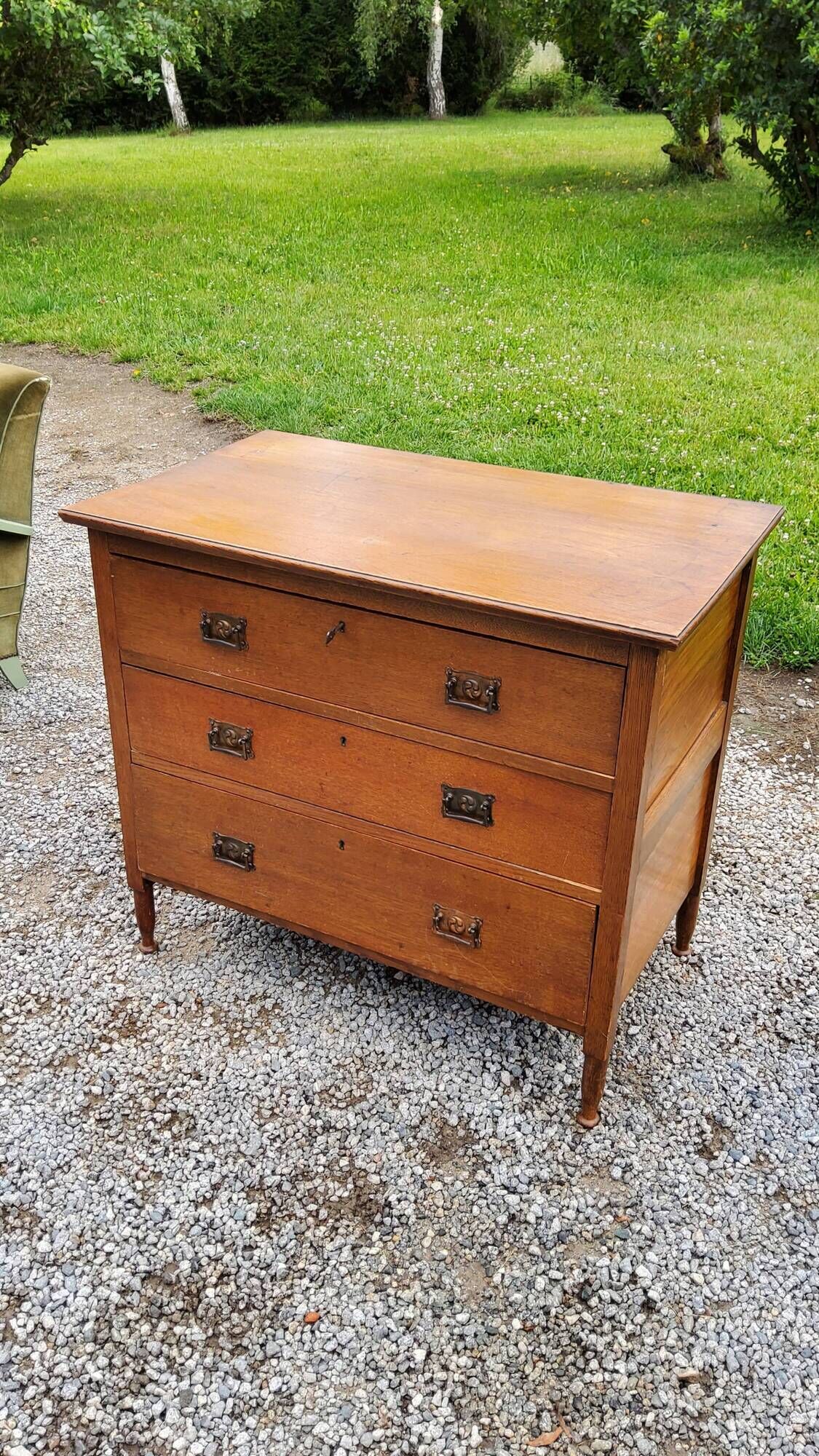 Commode des années 50 en chêne massif 3 tiroirs  pieds coniques