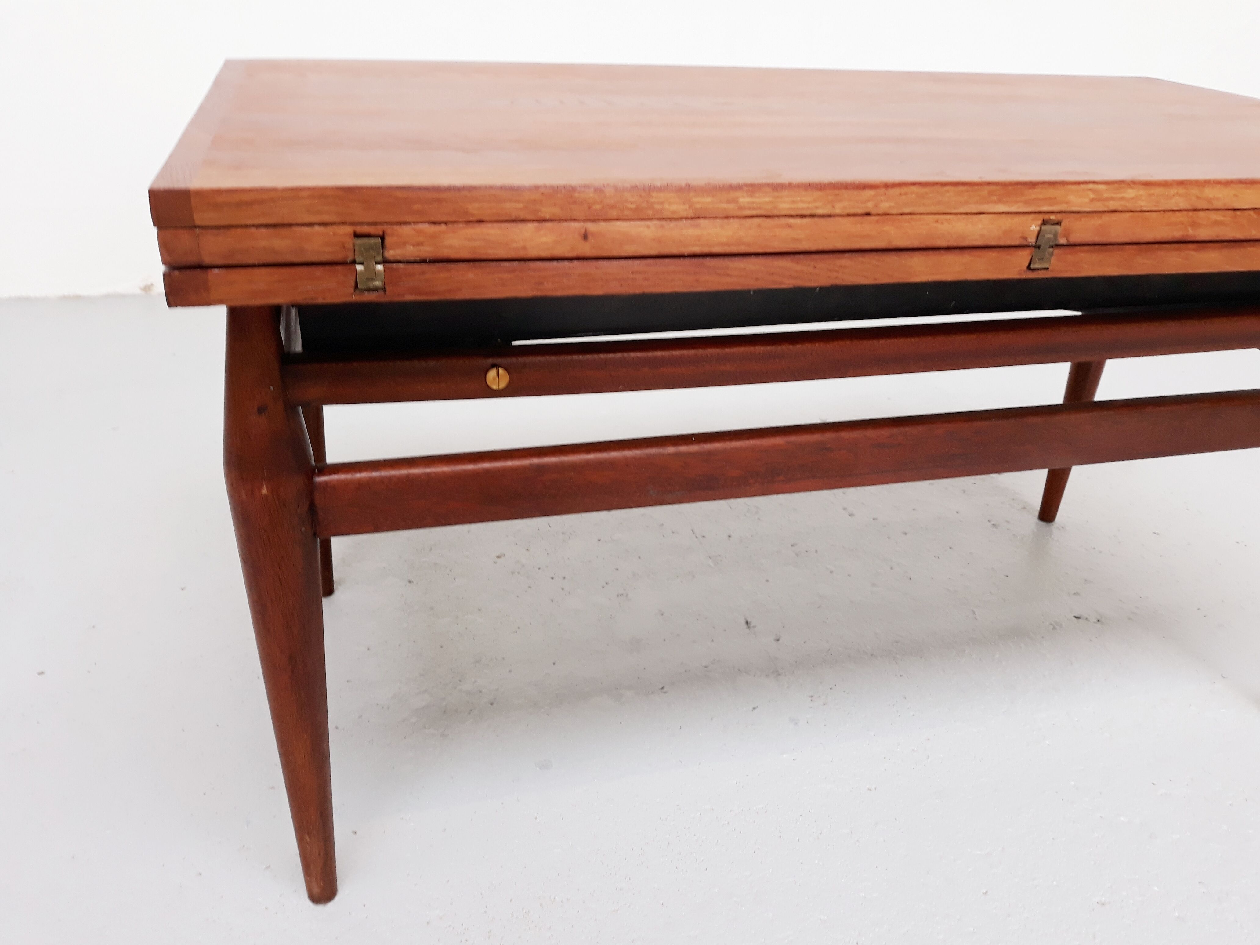 Flexible scandinavian vintage coffee table