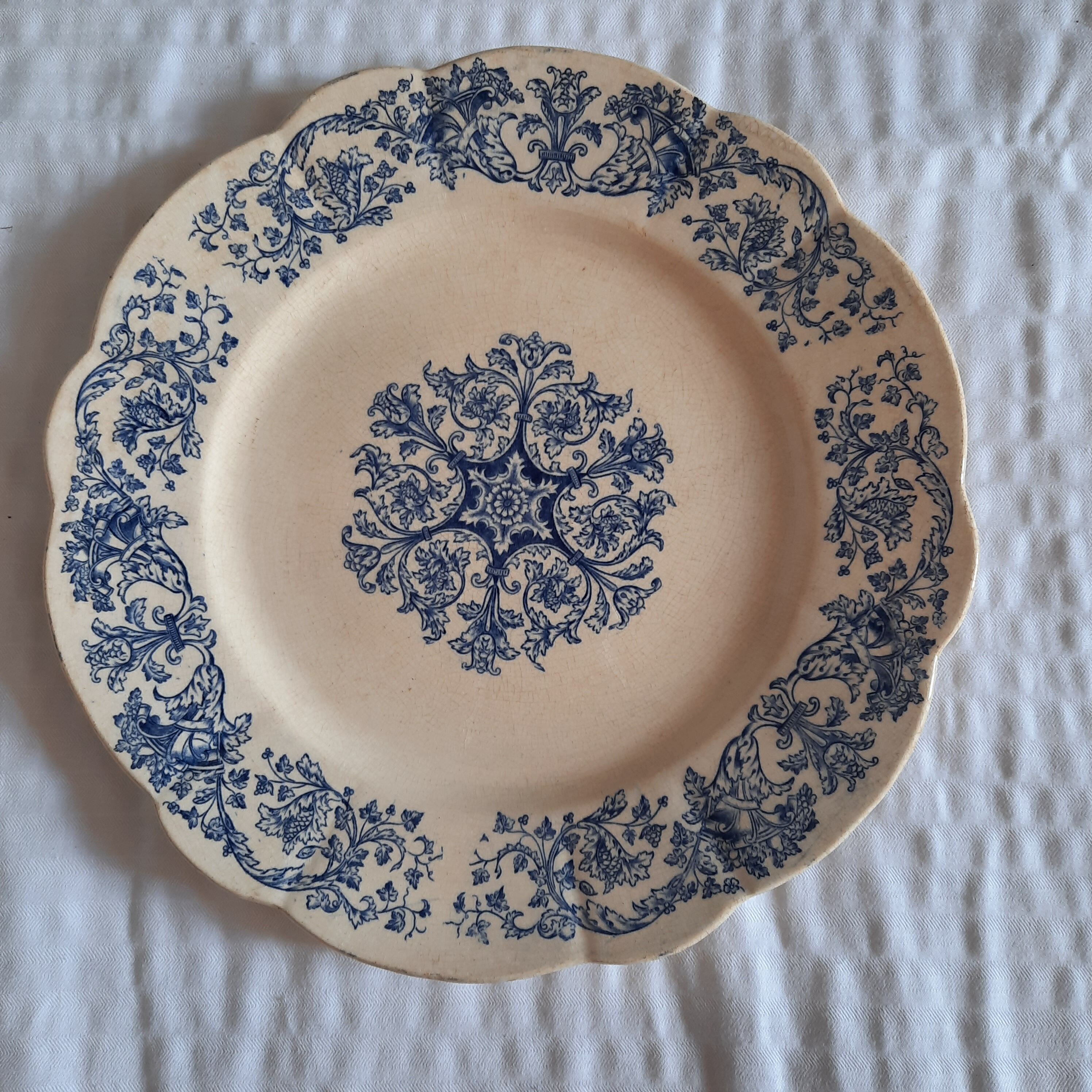 Plate faiencerie de Longchamp