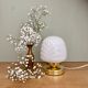 Lampe à poser globe vintage en opaline blanche