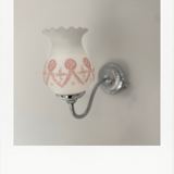 Applique chrome et opaline, touches de rose
