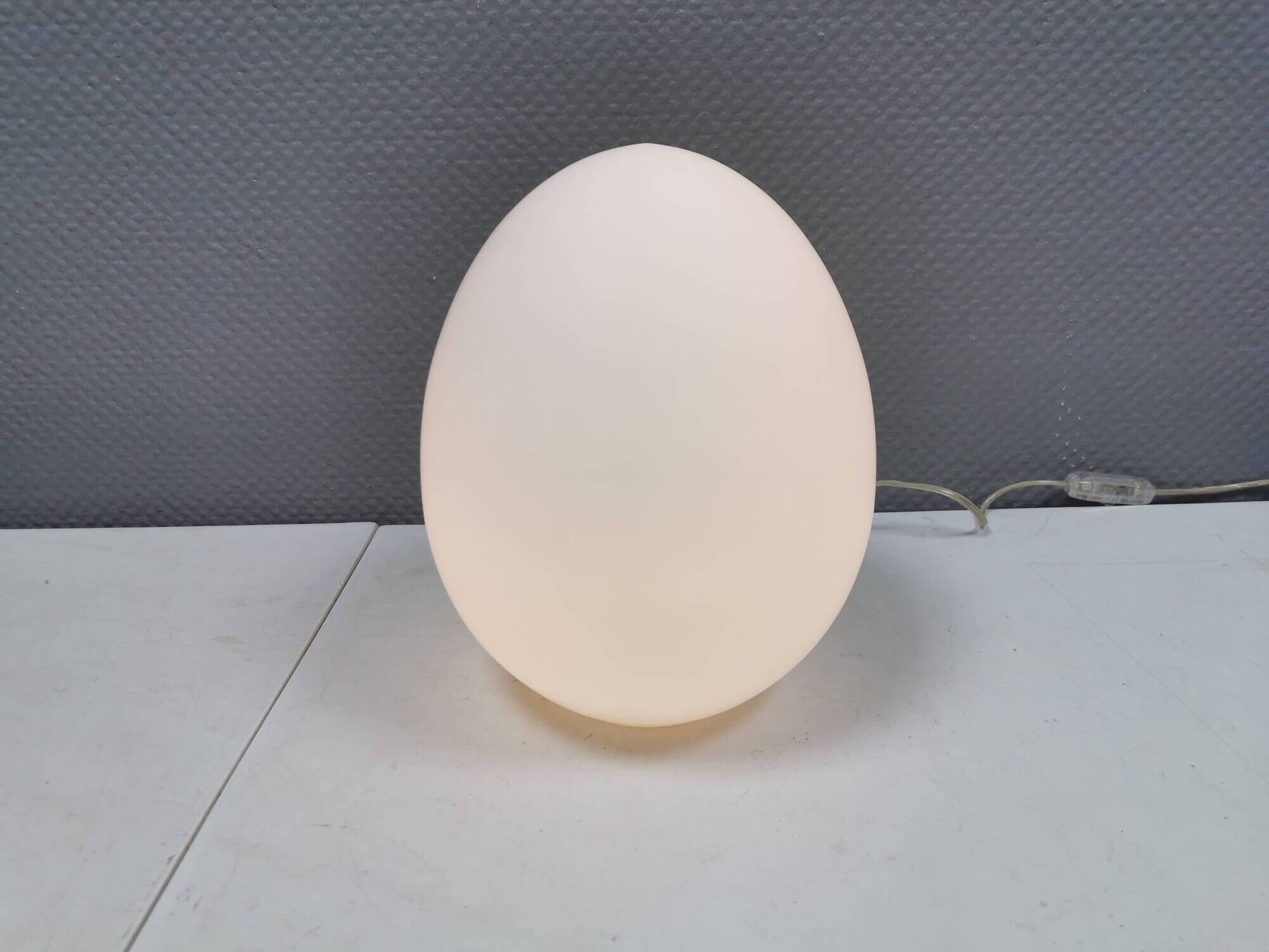 Lampe de table en forme d'oeuf du fabricant français SCE, années 1980.