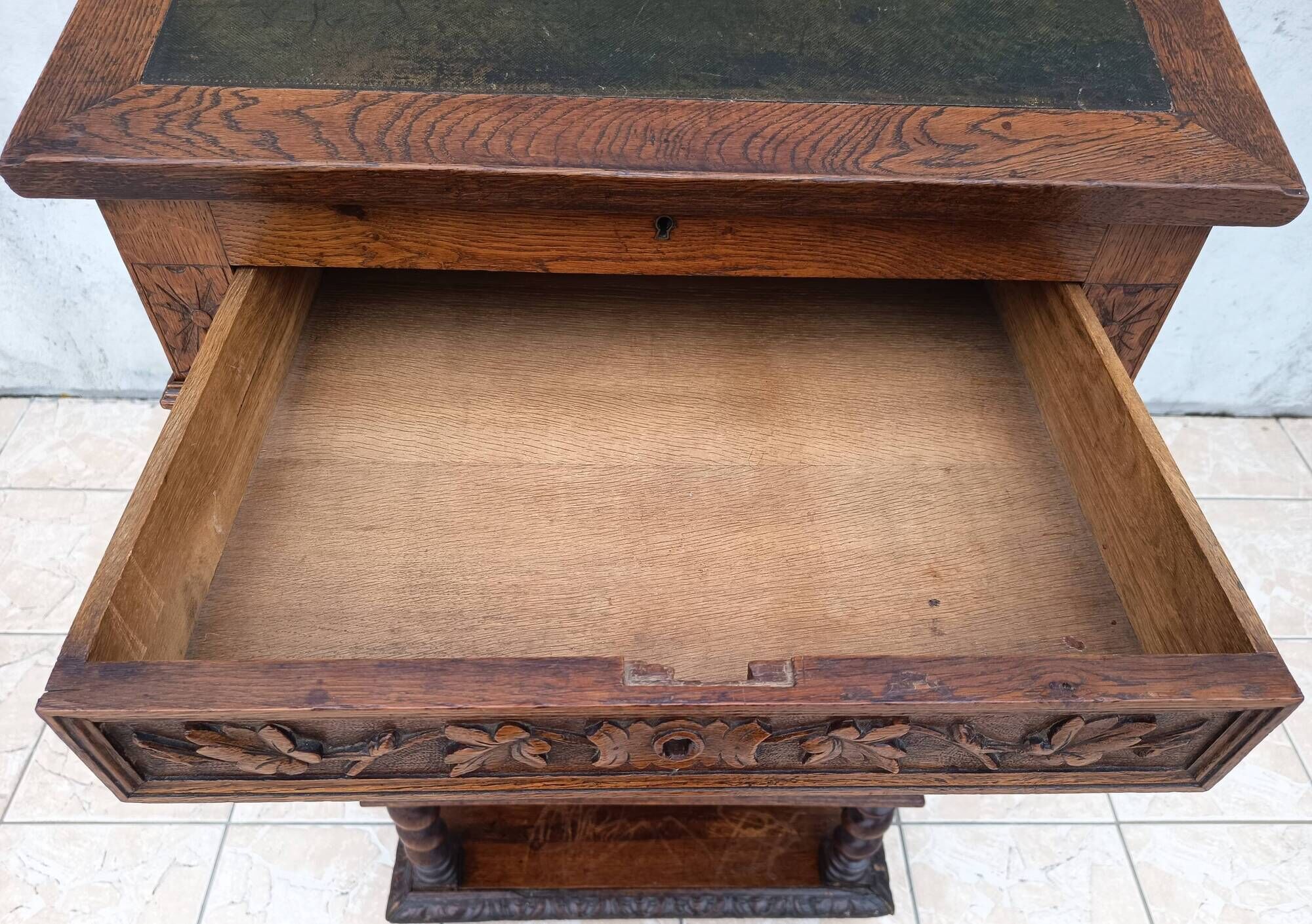 High Louis XIII writing desk in oak, 19th century.
