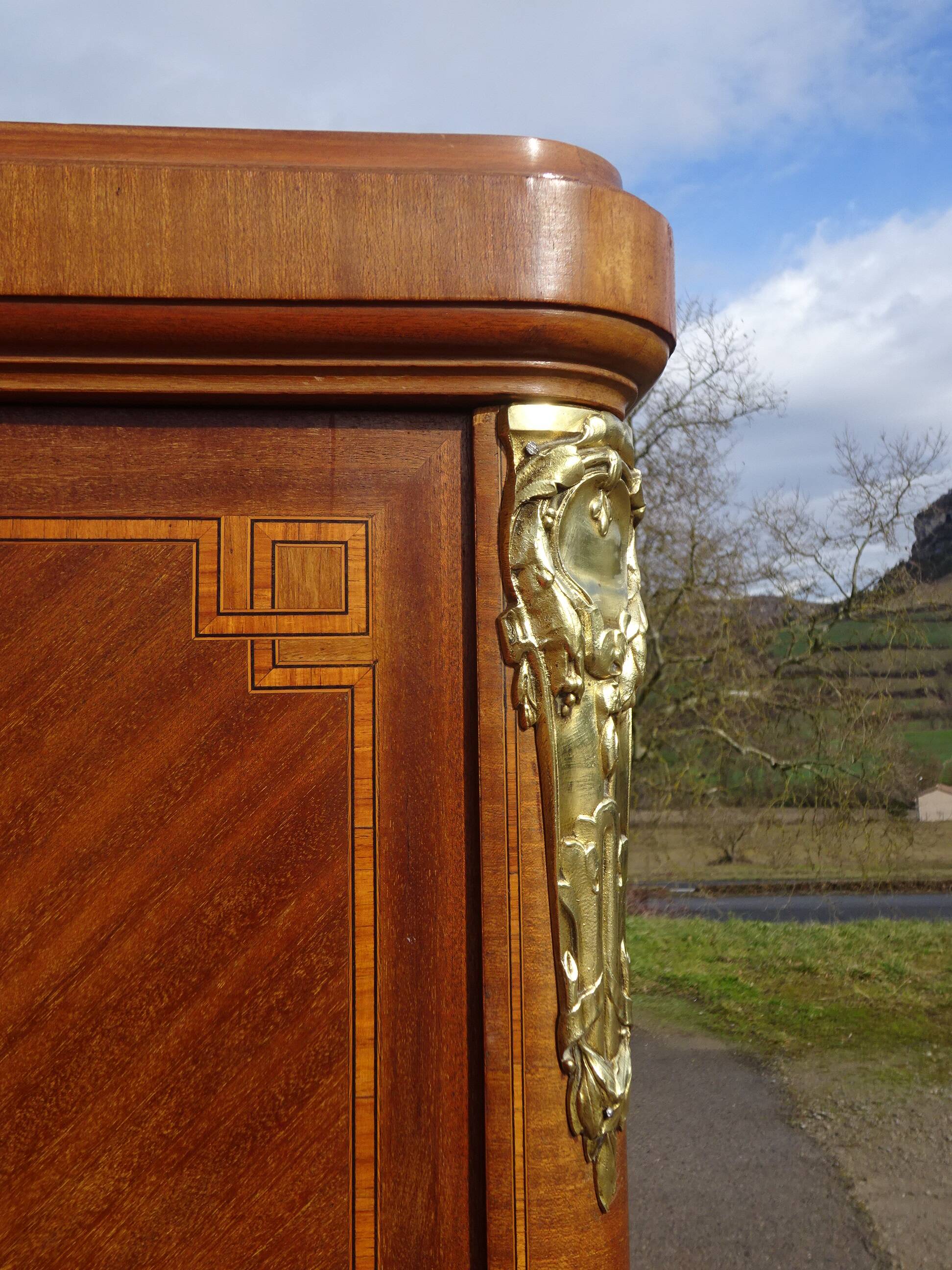 Ancienne armoire Louis XVI avec bronze et marqueterie
