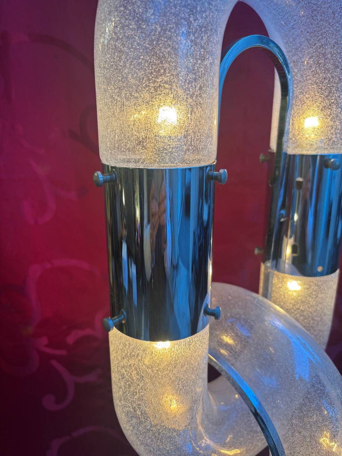 Vintage sculptural floor lamp in chrome metal and glass from the 1970s.