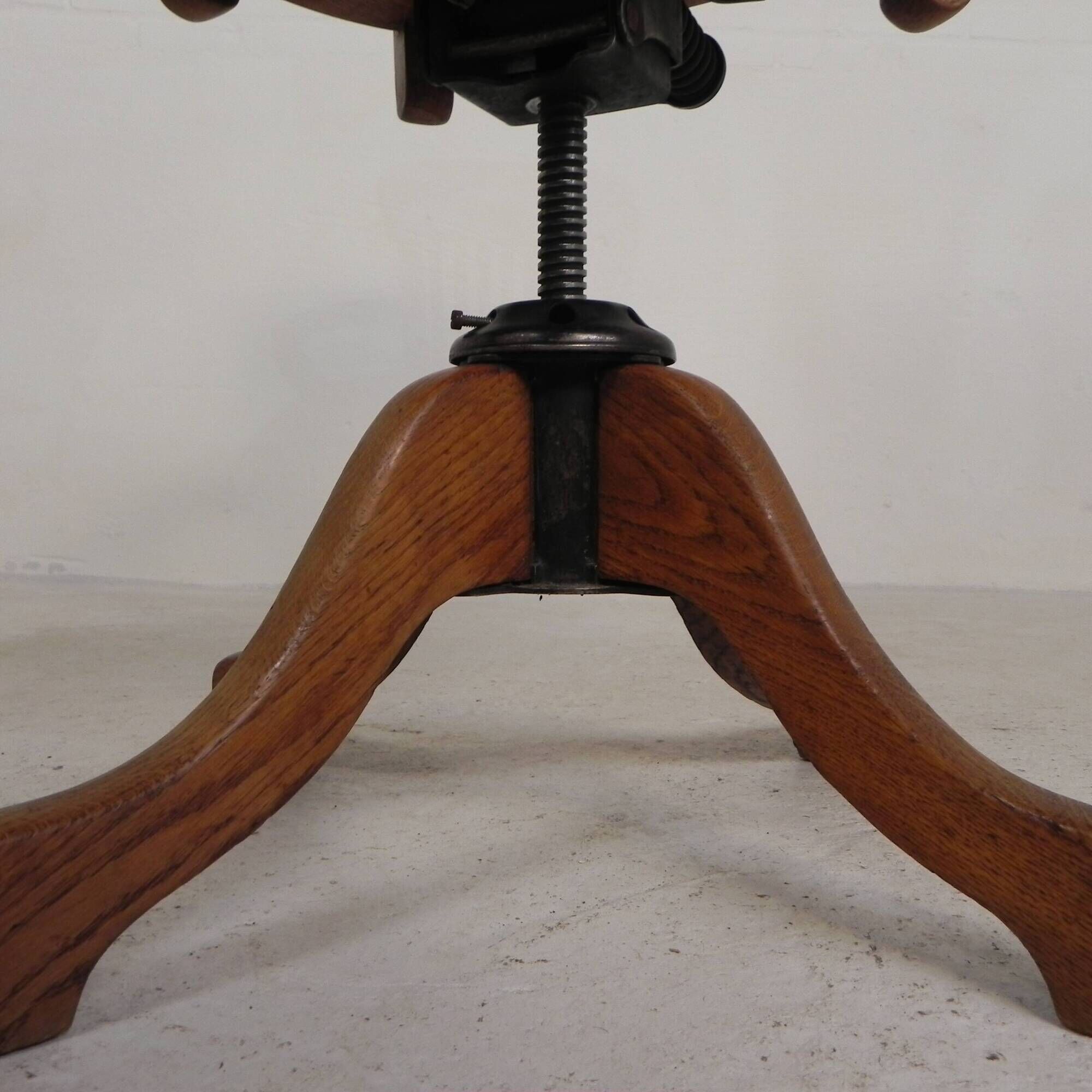 Oak office chair with adjustable spring system and height adjustment, 1950s.