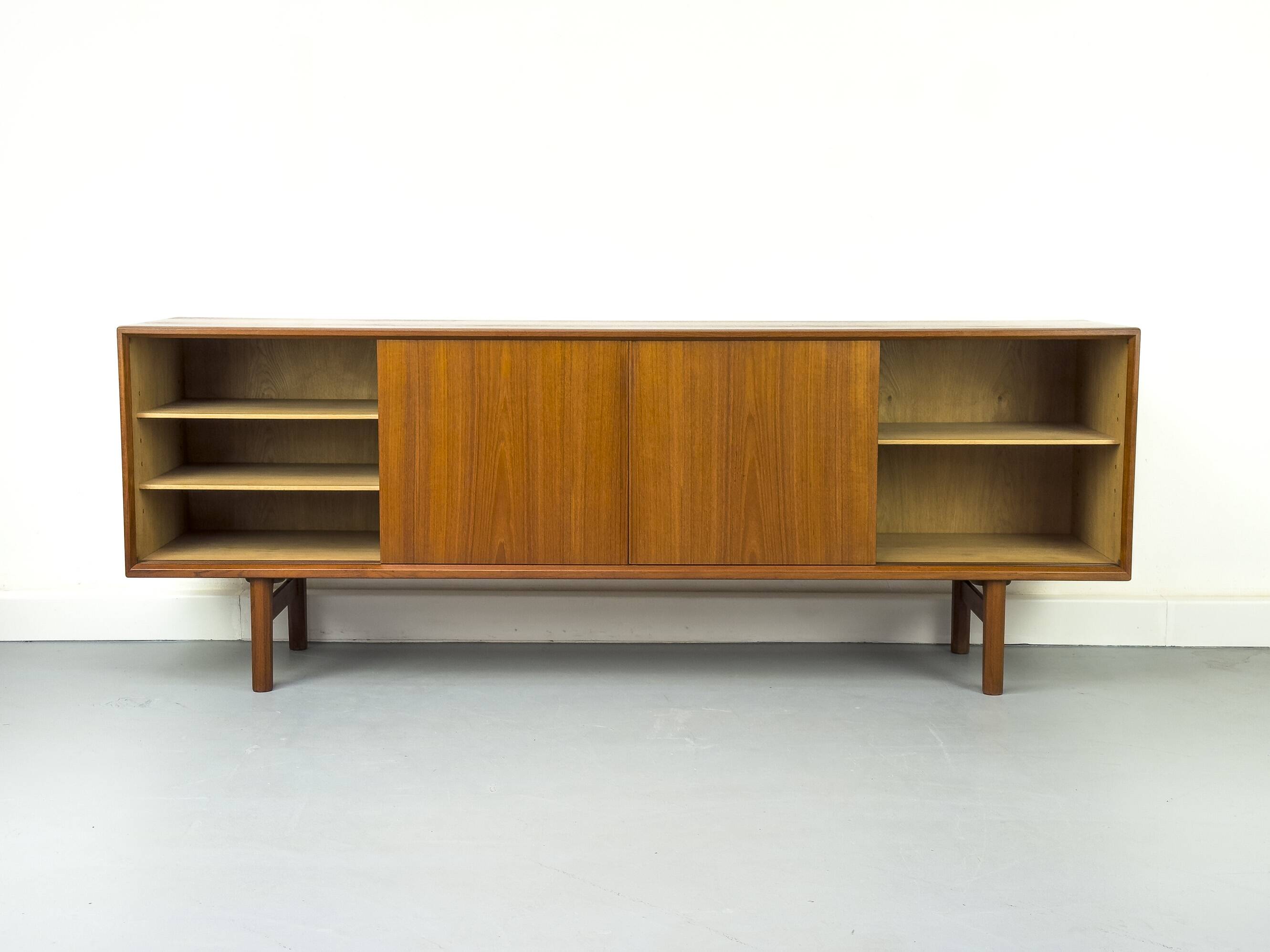 Buffet danois en teck par Henning Kjaernulf pour Bruno Hansen, années 1960