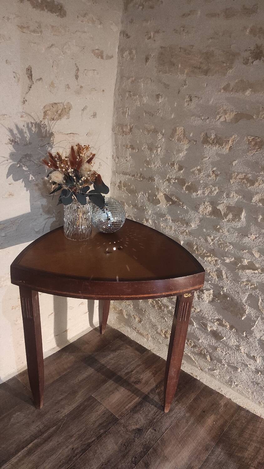 Stella triangular table