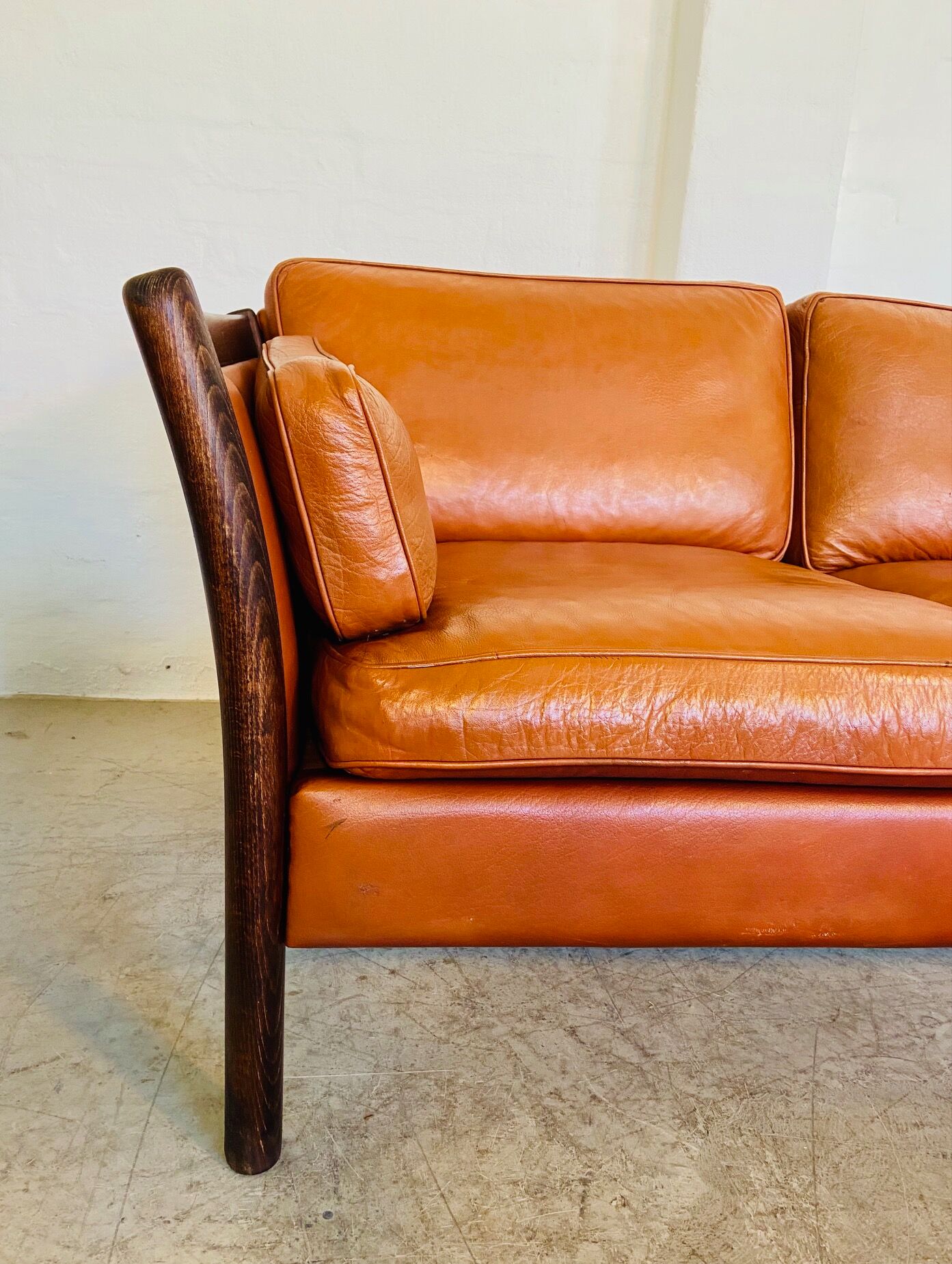 Canapé vintage danois des années 60 en cuir cognac pour 2 personnes.