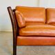 Canapé vintage danois des années 60 en cuir cognac pour 2 personnes.