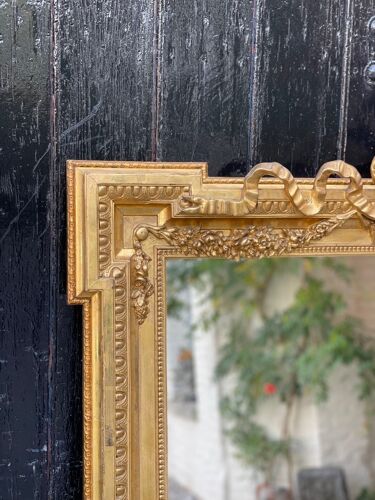 Miroir de style Louis XVl en bois stuqué doré vers 1880