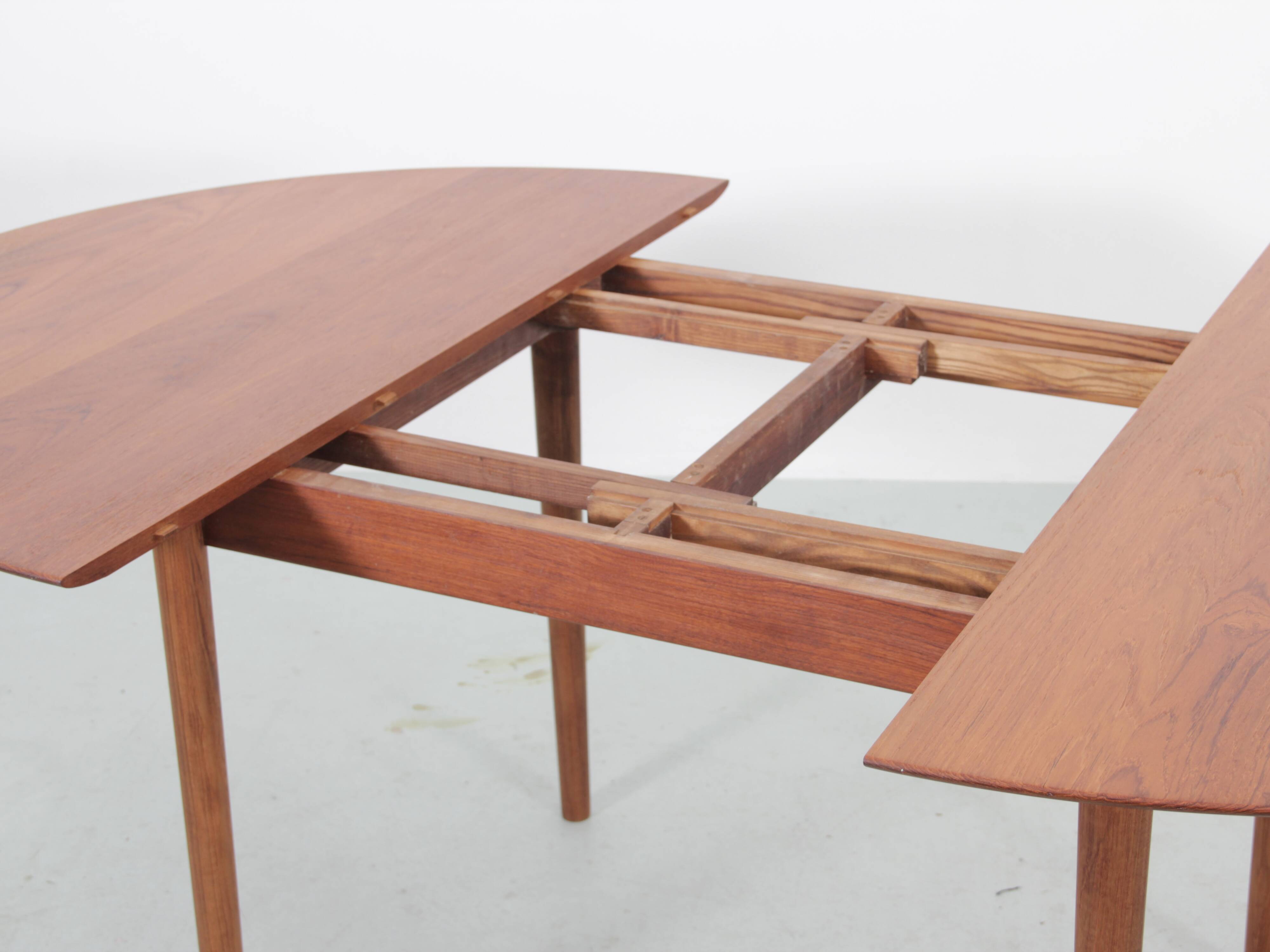 Scandinavian dining table in solid teak model 311