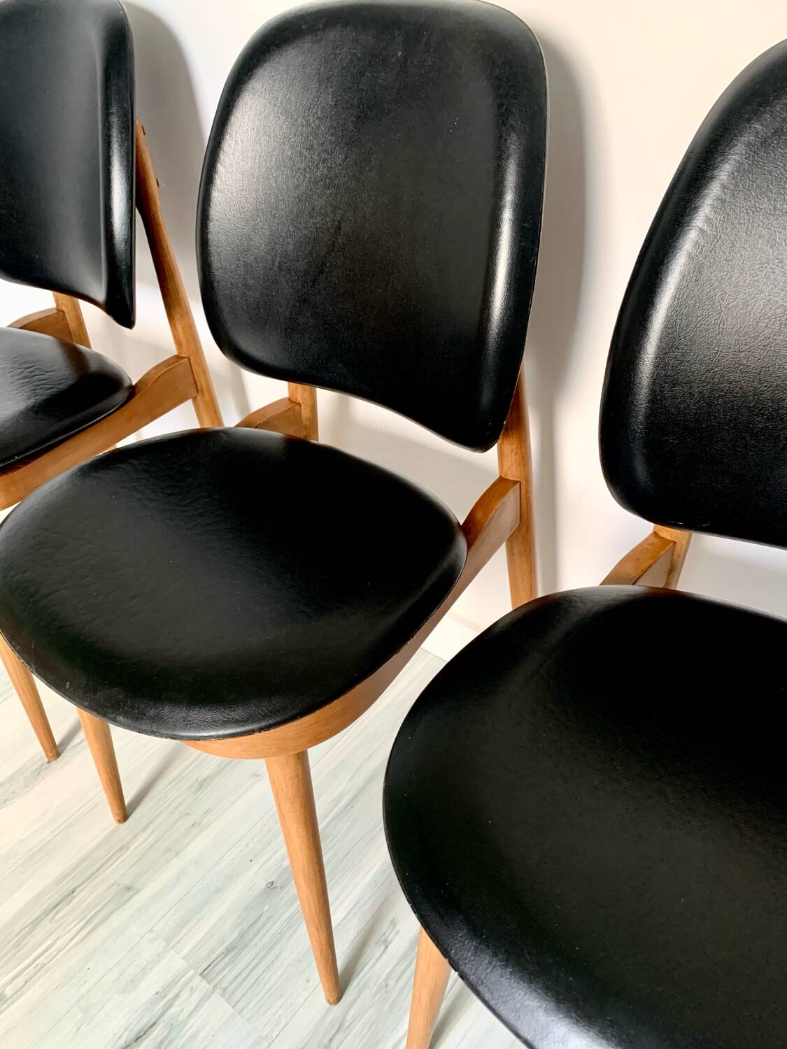 Lot de 4 chaises vintage "Pégase" – design Baumann, bois clair & skaï