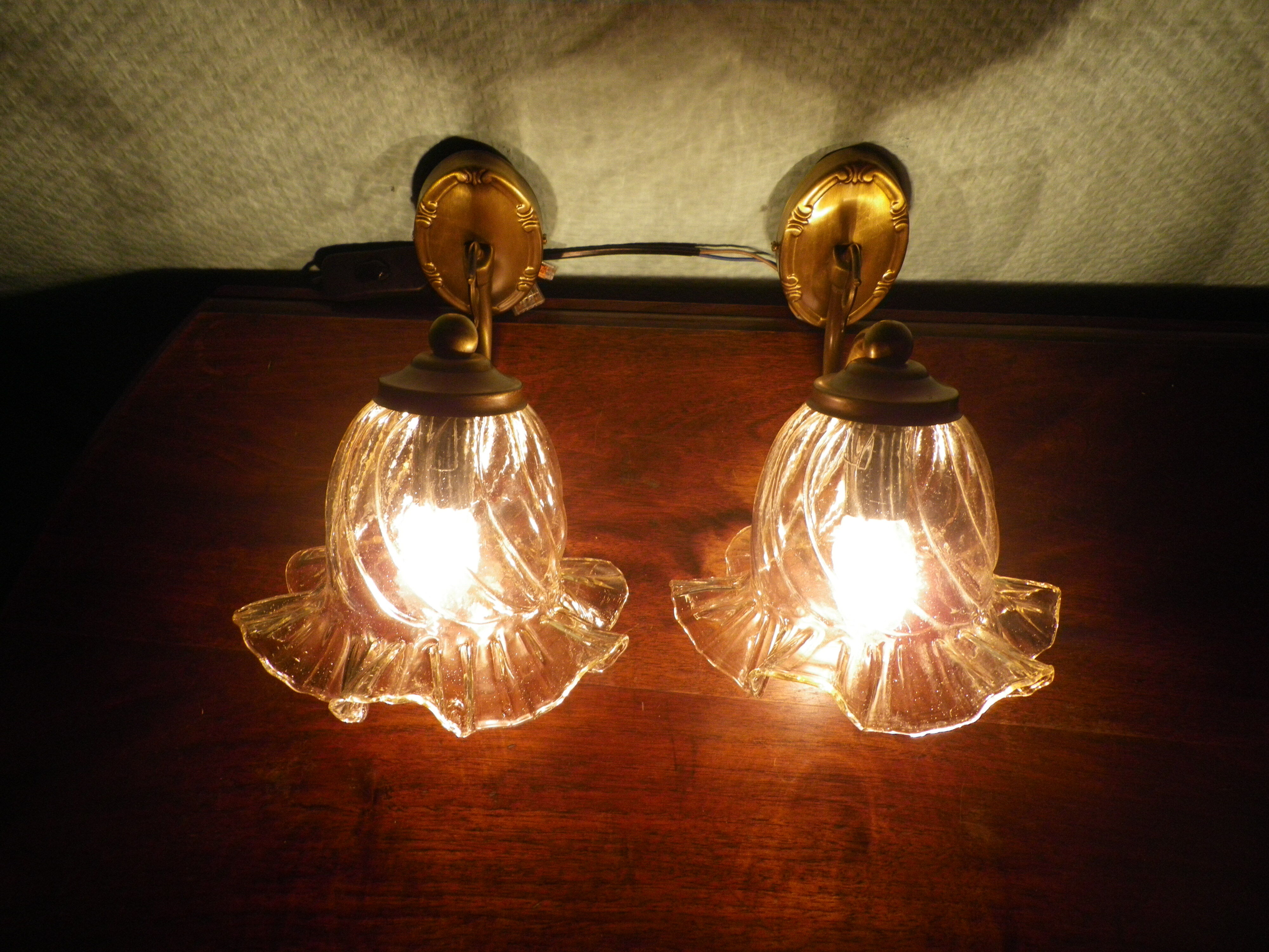 Wall lamps in gilded metal, verrine in the shape of amber glass corollas, 70s
