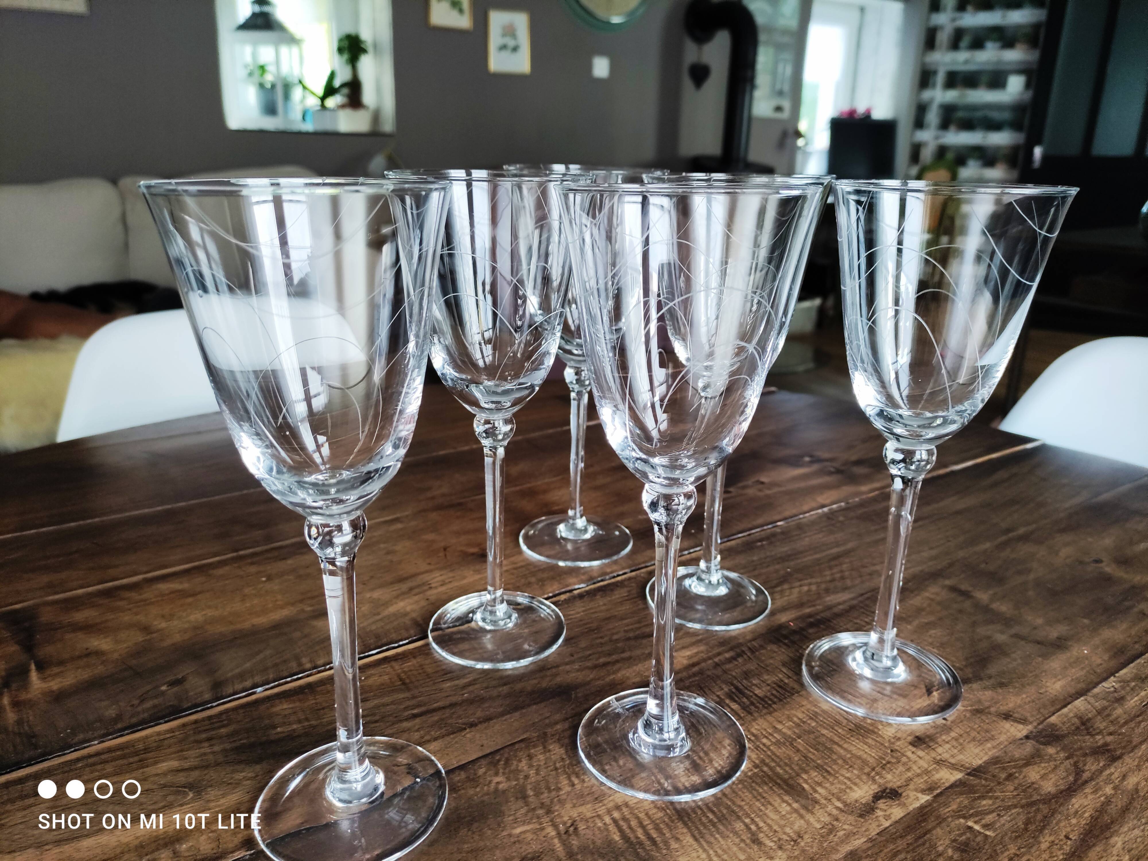 Set of 6 tulip shape wine glasses in voluted glass