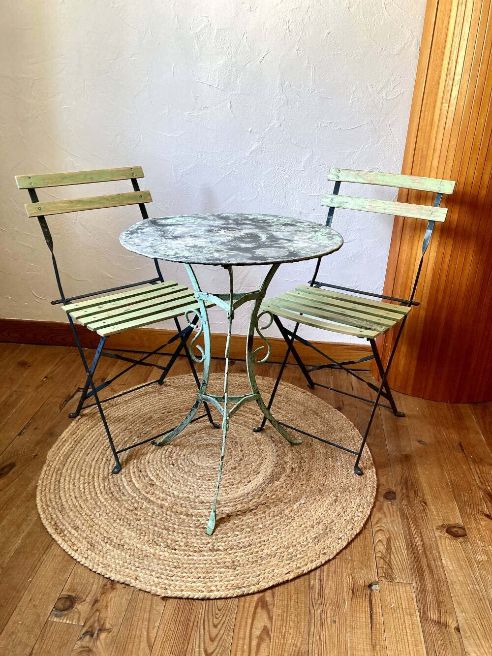 Ensemble bistrot ancien en fer forgé, table années 30 et chaises pliantes