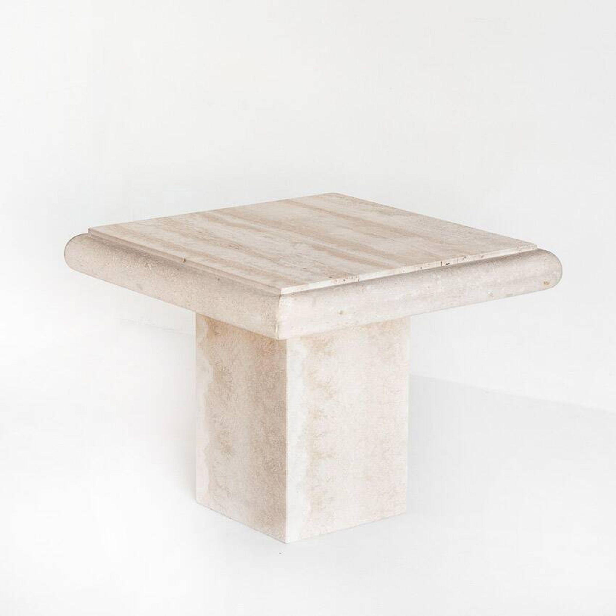 Table basse ou d'appoint vintage. Marbre travertin. Italie, années 80