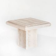 Table basse ou d'appoint vintage. Marbre travertin. Italie, années 80