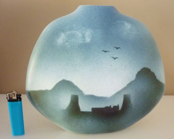 Vase lentille design Yves Mohy céramique émaillée signée Virebent, années 70